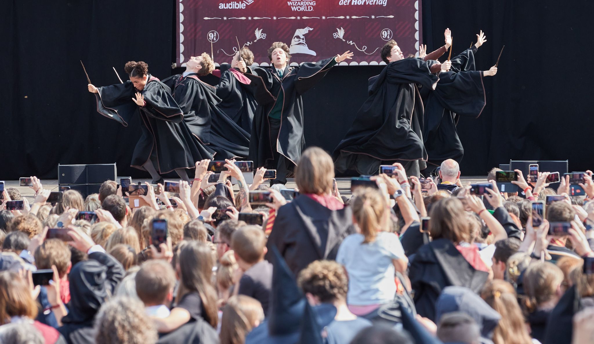 Darsteller Führen Auf Der Bühne Am Hamburger Rathaus Einen Tanz Aus Dem Musical «Harry Potter Und Das Verwunschene Kind» Auf.