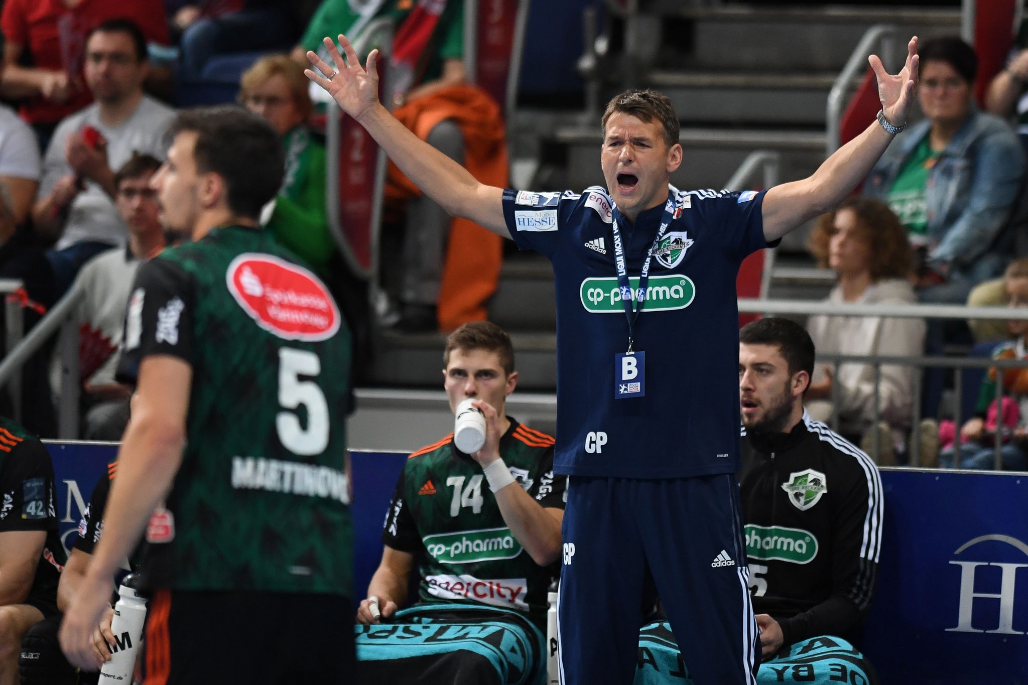 Hannovers Trainer Christian Prokop Gestikuliert.