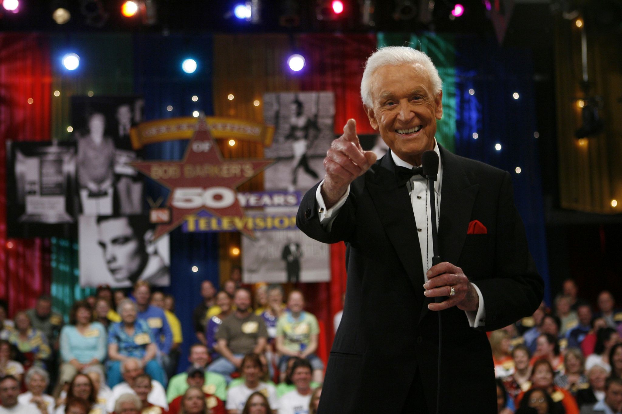 Dieses Bild Zeigt Den Moderator Bob Barker 2007 Während Der Dreharbeiten Zu Einer Speziellen Prime-Time-Folge Von "The Price Is Right".