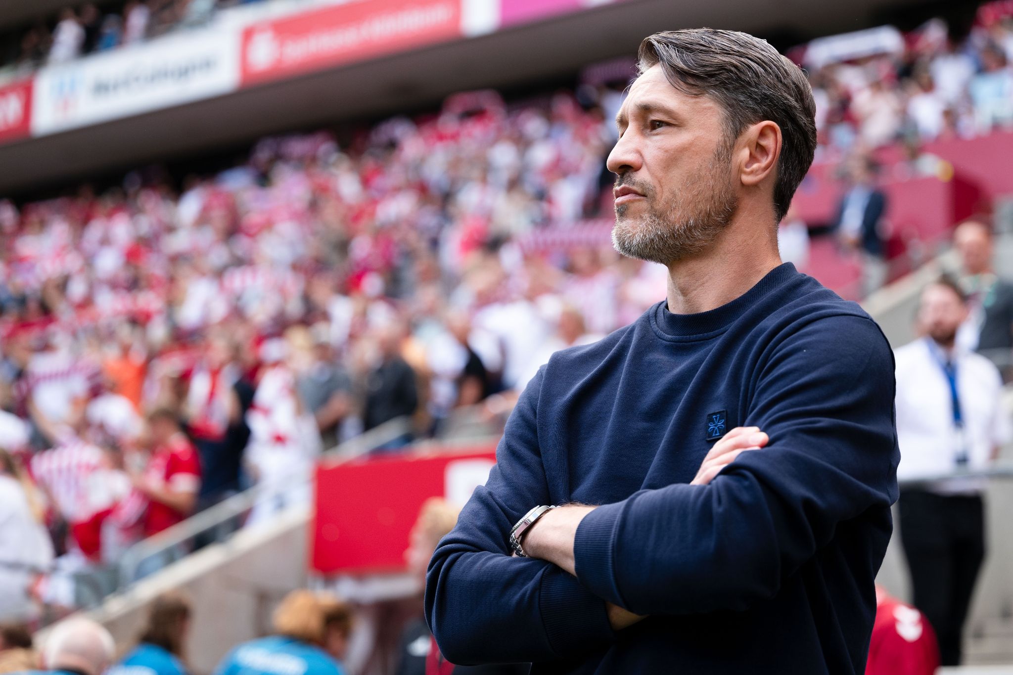 Wolfsburgs Trainer Niko Kovac Blickt Vor Der Partie In Die Runde.