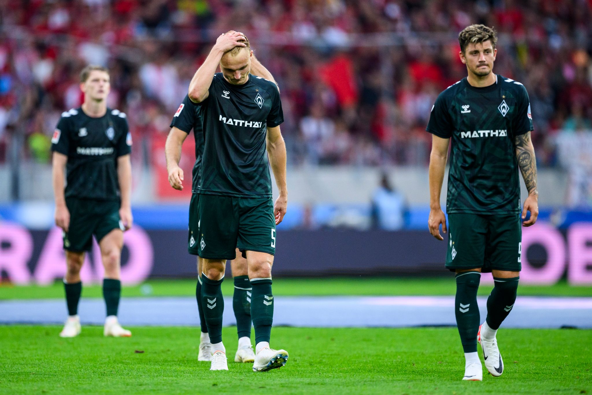Bremens Jens Stage (l-r), Amos Pieper Und Dawid Kownacki Reagieren Nach Dem Spiel Unzufrieden.