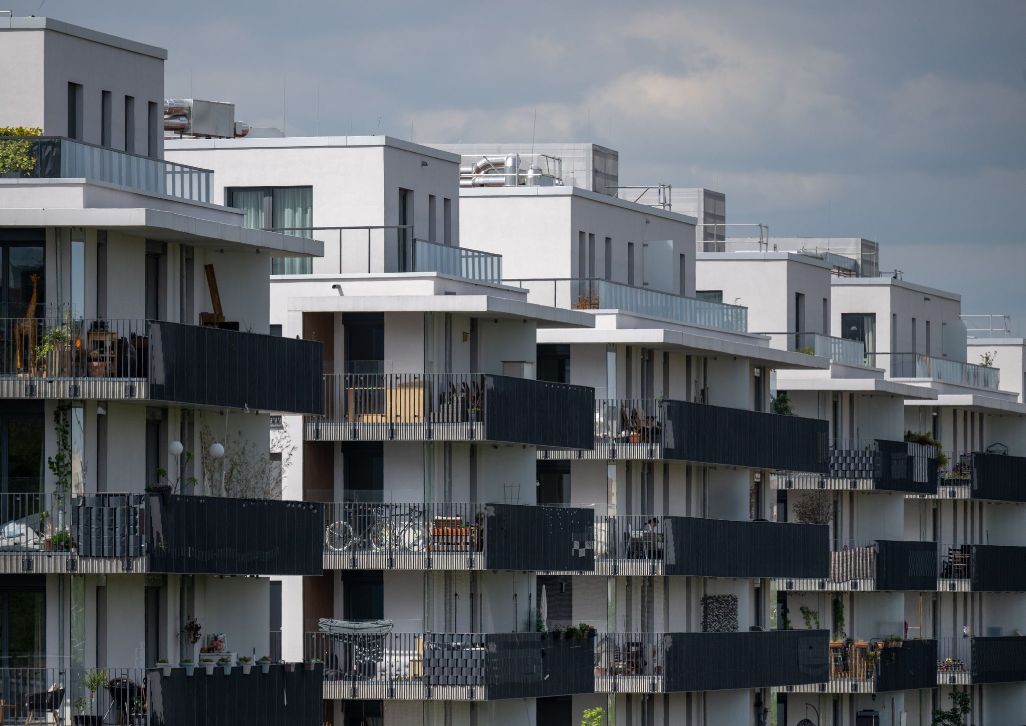Blick Auf Neubau-Wohnungen Im Berliner Bezirk Schöneberg.