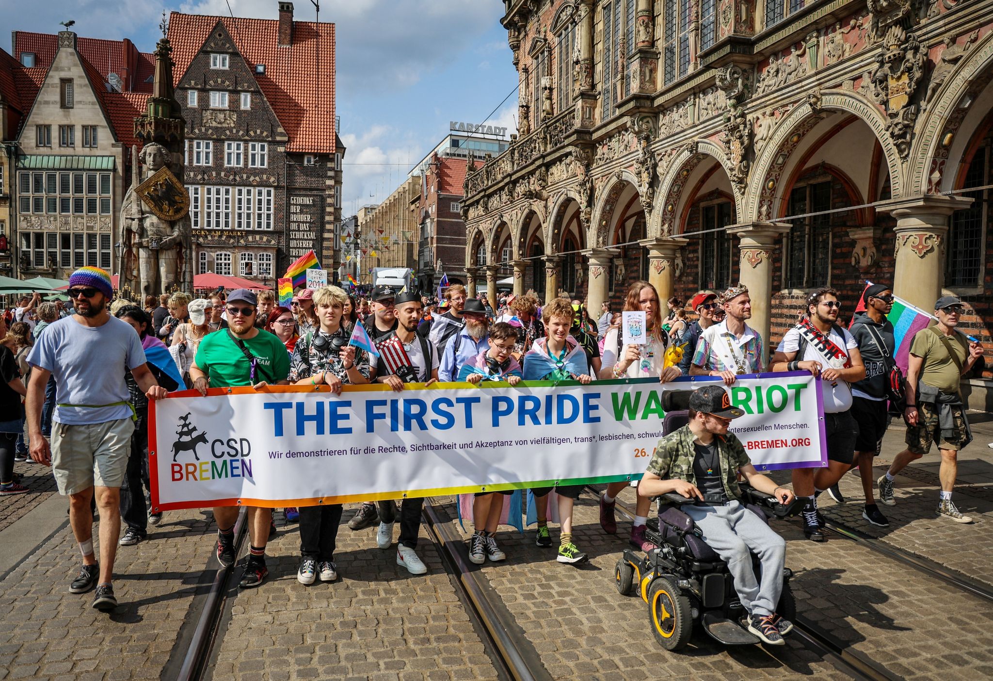 «The First Pride Was A Riot» Steht Auf Diesem Transparent Beim Pride-Demonstrationszug Durch Bremen.