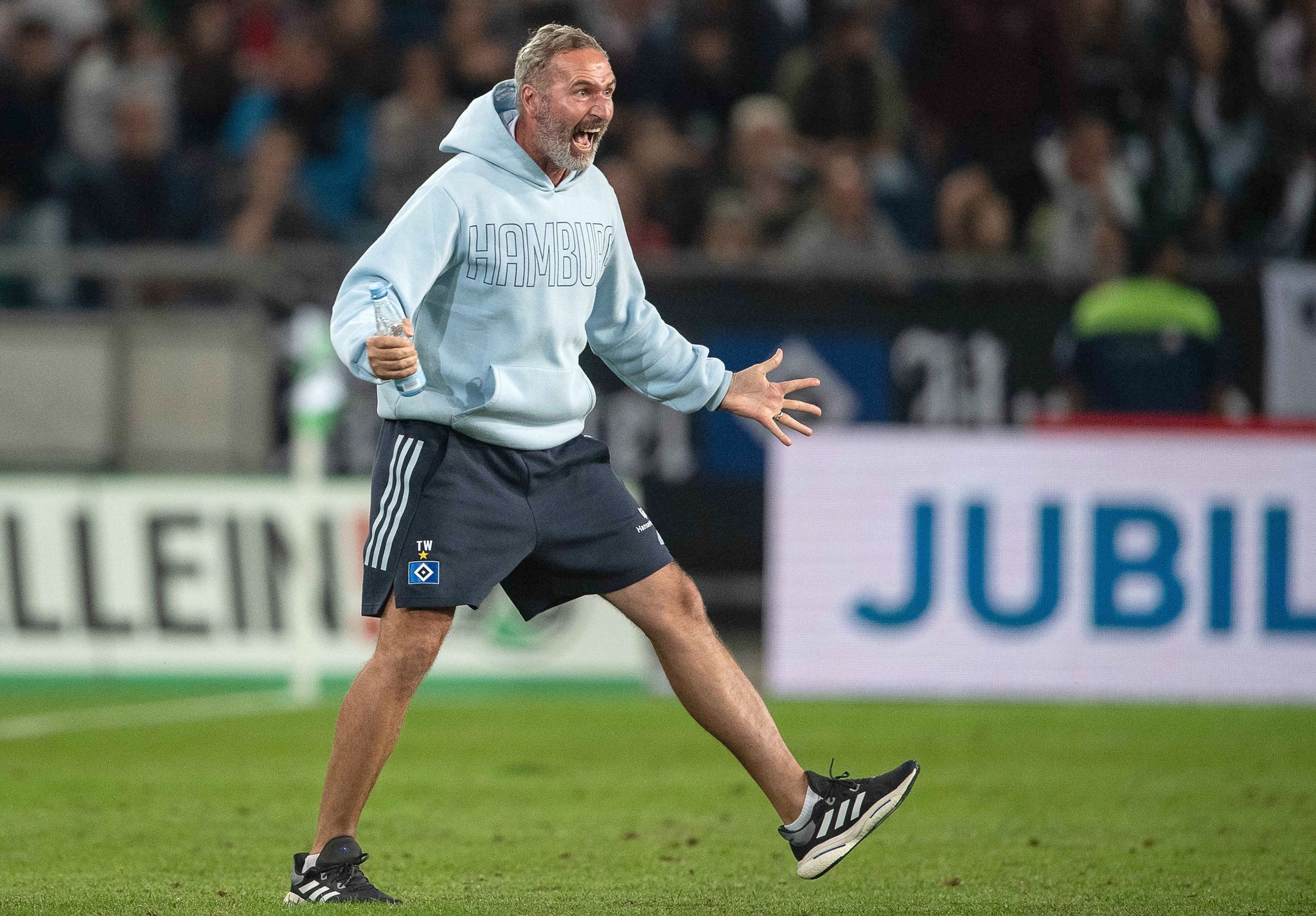 Hamburgs Trainer Tim Walter Jubelt Nach Dem Schlusspfiff.