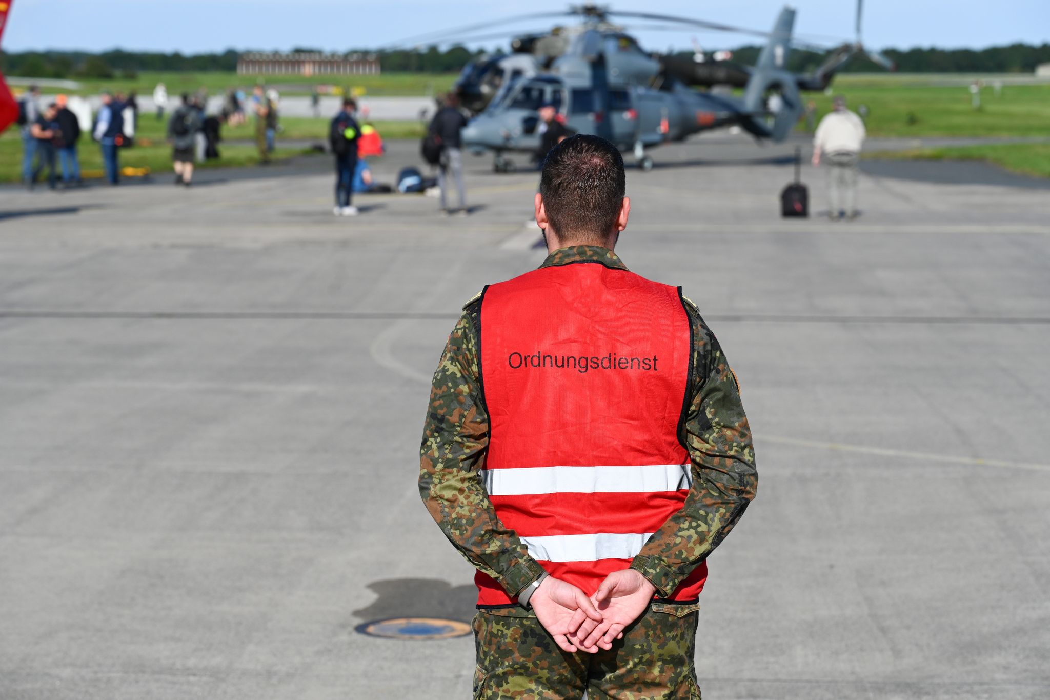 Ein Bundeswehrsoldat überblickt Die Spotter Auf Den «Search-And-Rescue-Meet 2023». Die Mehrtägige Veranstaltung «Galileo SAR Meet 2023» Ist Ein Treffpunkt Für Einsatzkräfte Und Industrie, Die Sich Mit Satellitengestützten Rettungslösungen Beschäftigen.