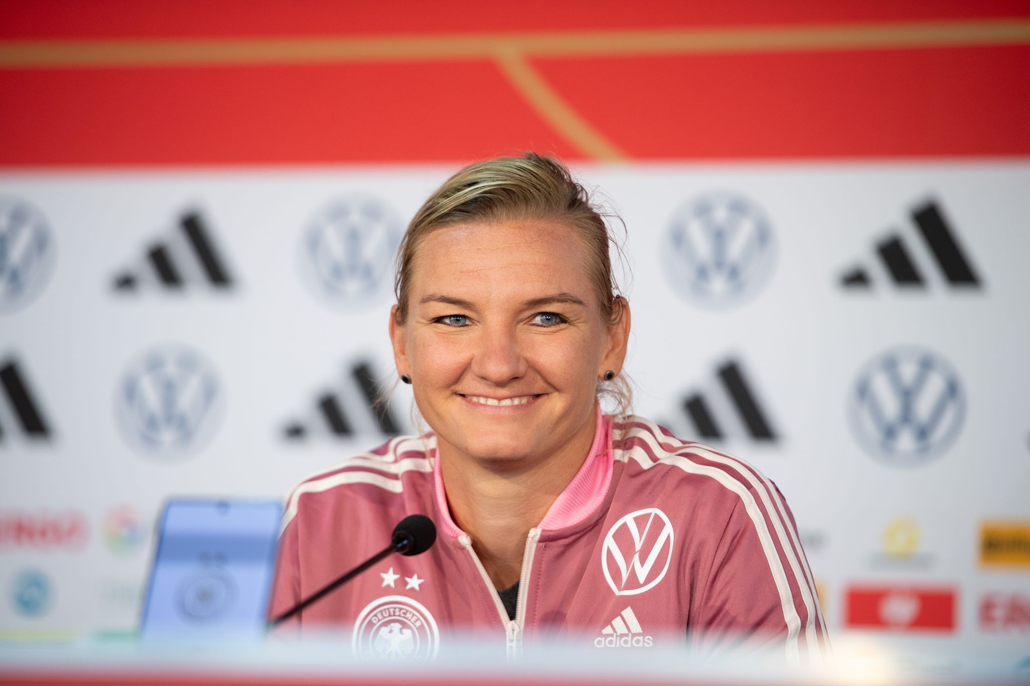Alexandra Popp Spricht Auf Einer Pressekonferenz.