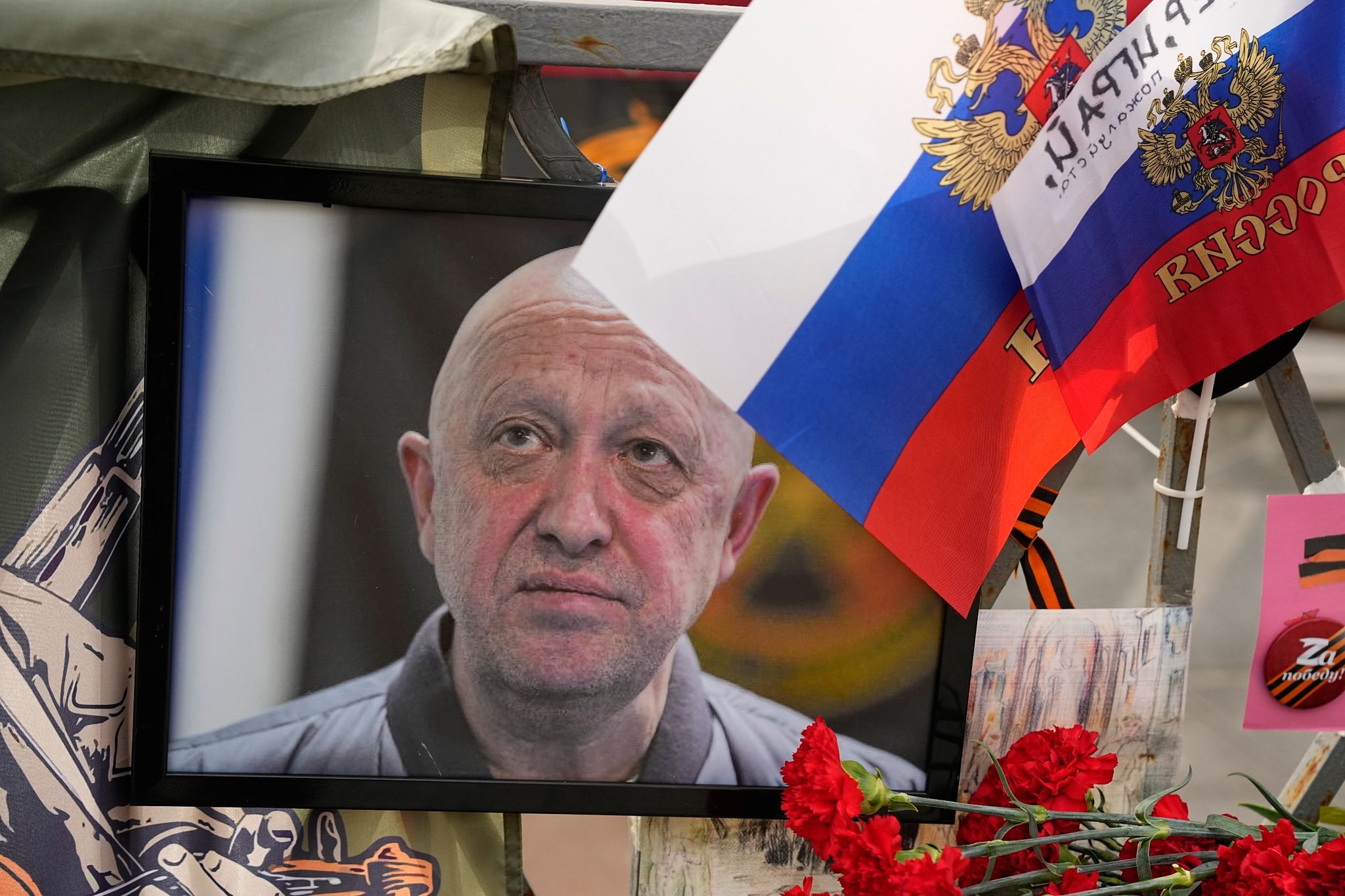 Ein Porträt Des Russischen Söldnerführers Jewgeni Prigoschin Steht An Einer Informellen Gedenkstelle In Der Nähe Des Kremls.