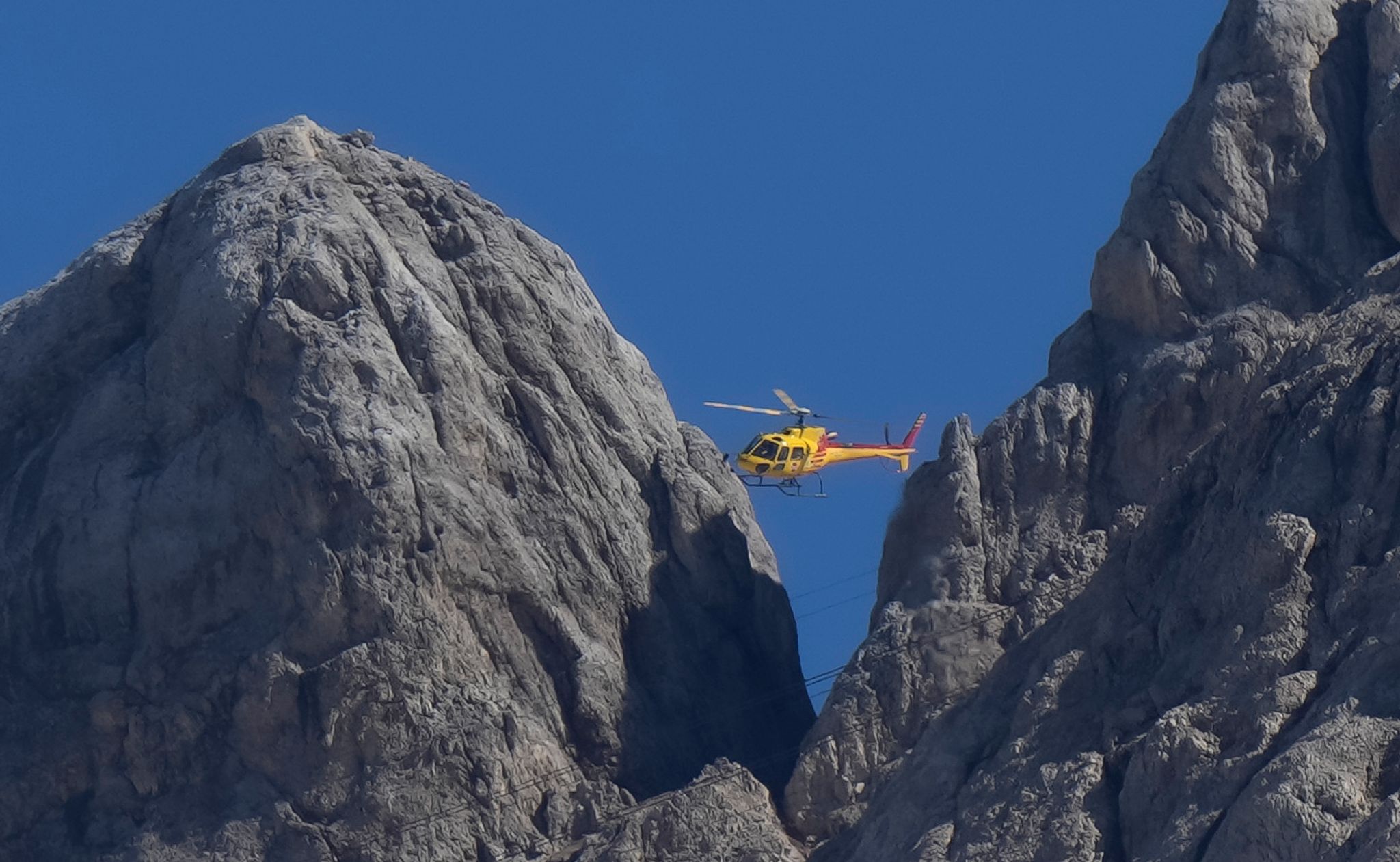 Ein Rettungshubschrauber überfliegt Den Punta-Rocca-Gletscher In Der Nähe Von Canazei In Den Italienischen Alpen. (Symbolbild)