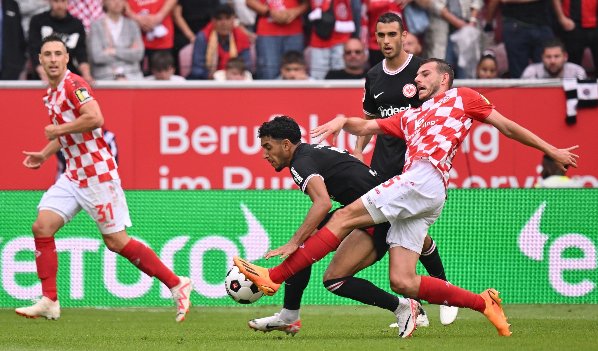 In Einer Umkämpften Partie Trennten Sich Mainz 05 Und Eintracht Frankfurt Mit 1:1.