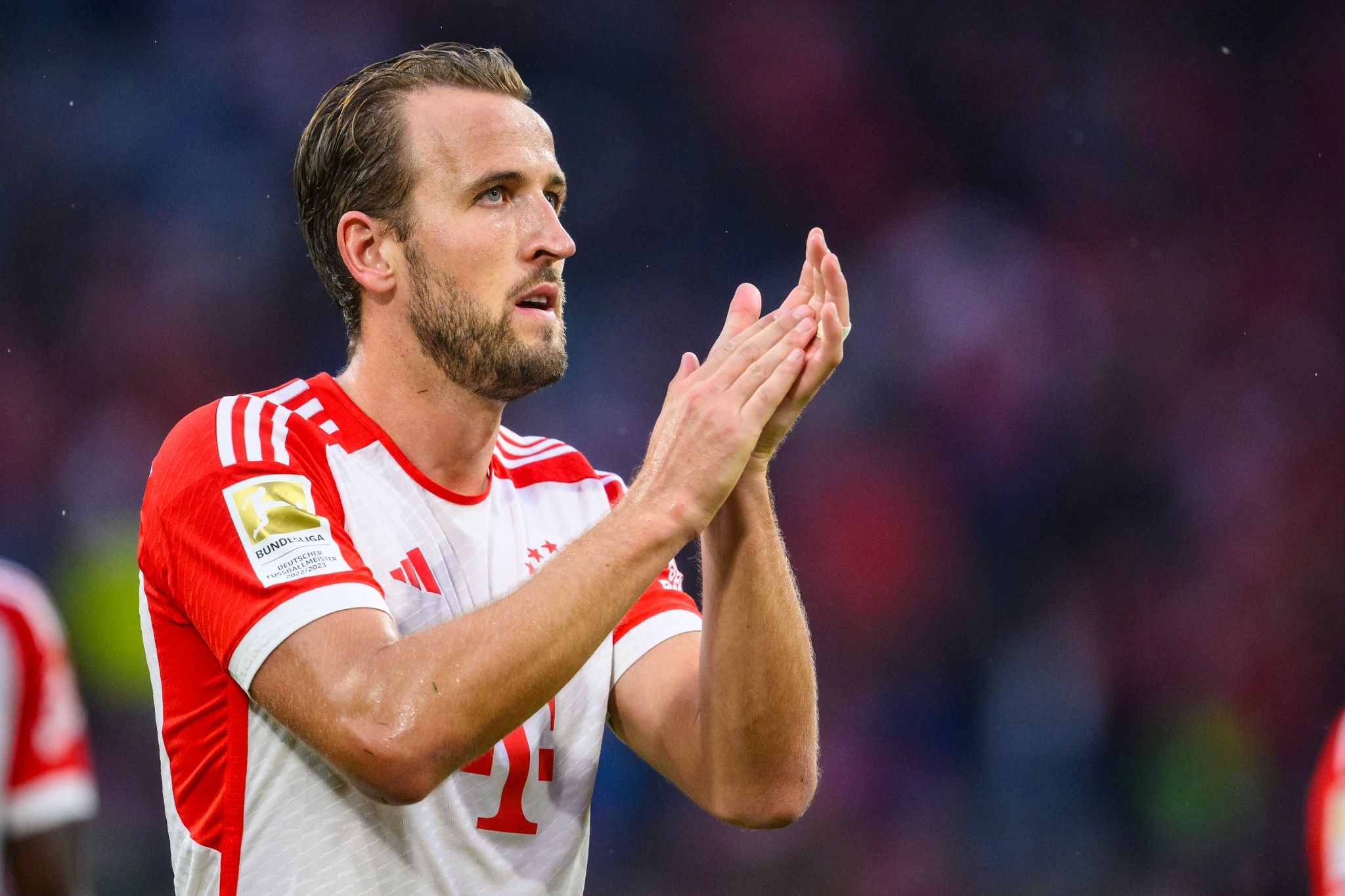 Münchens Harry Kane Klatscht Nach Dem Spiel.