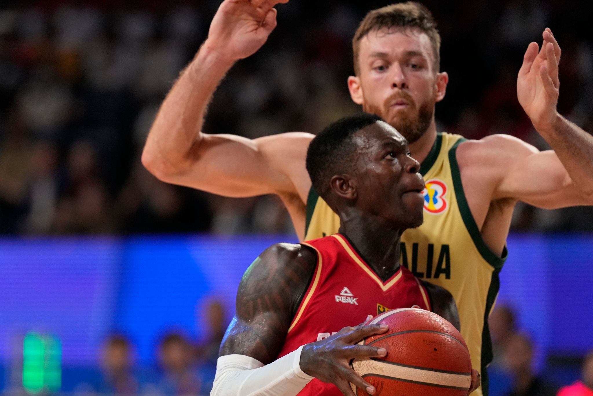 Deutschlands Guard Dennis Schröder (vorne) in Aktion Gegen Australiens Forward Nick Kay.