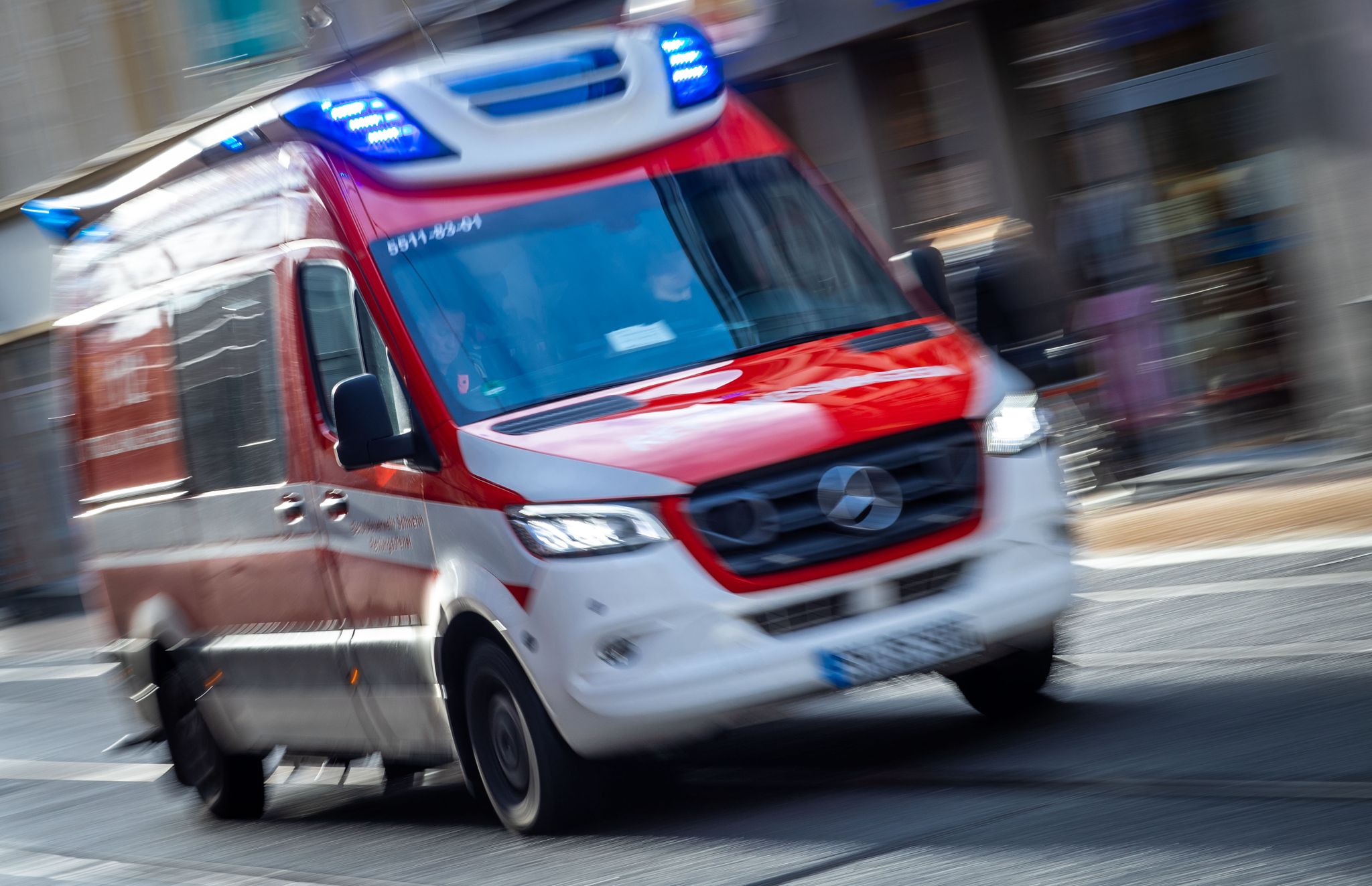 Ein Rettungswagen Ist Mit Blaulicht Im Einsatz.