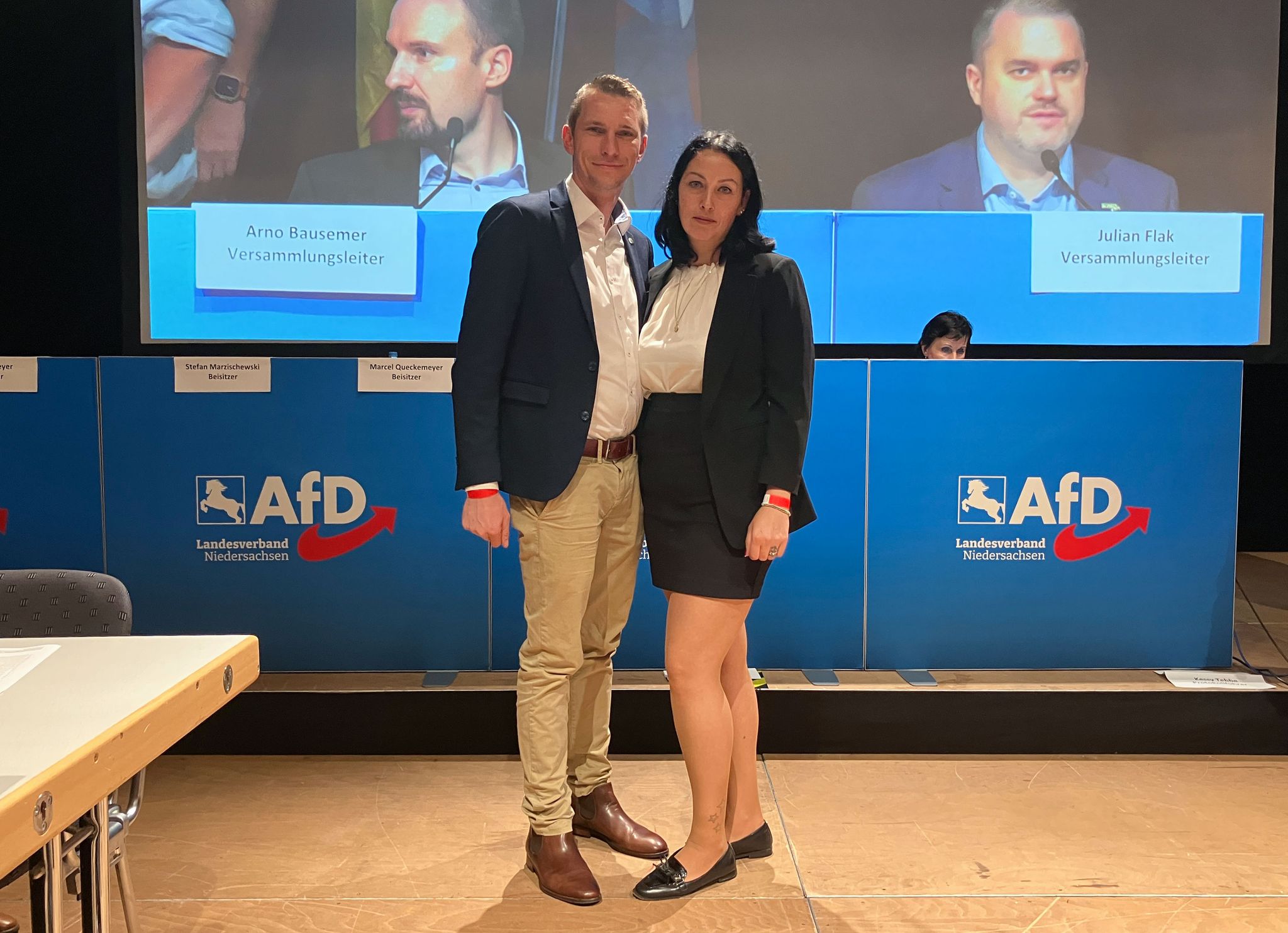 Frank Rinck , Landesvorsitzender Der AfD Niedersachsen, Und Sonja Nilz, Neue Generalsekretärin Der AfD Niedersachsen, Stehen Nebeneinander.
