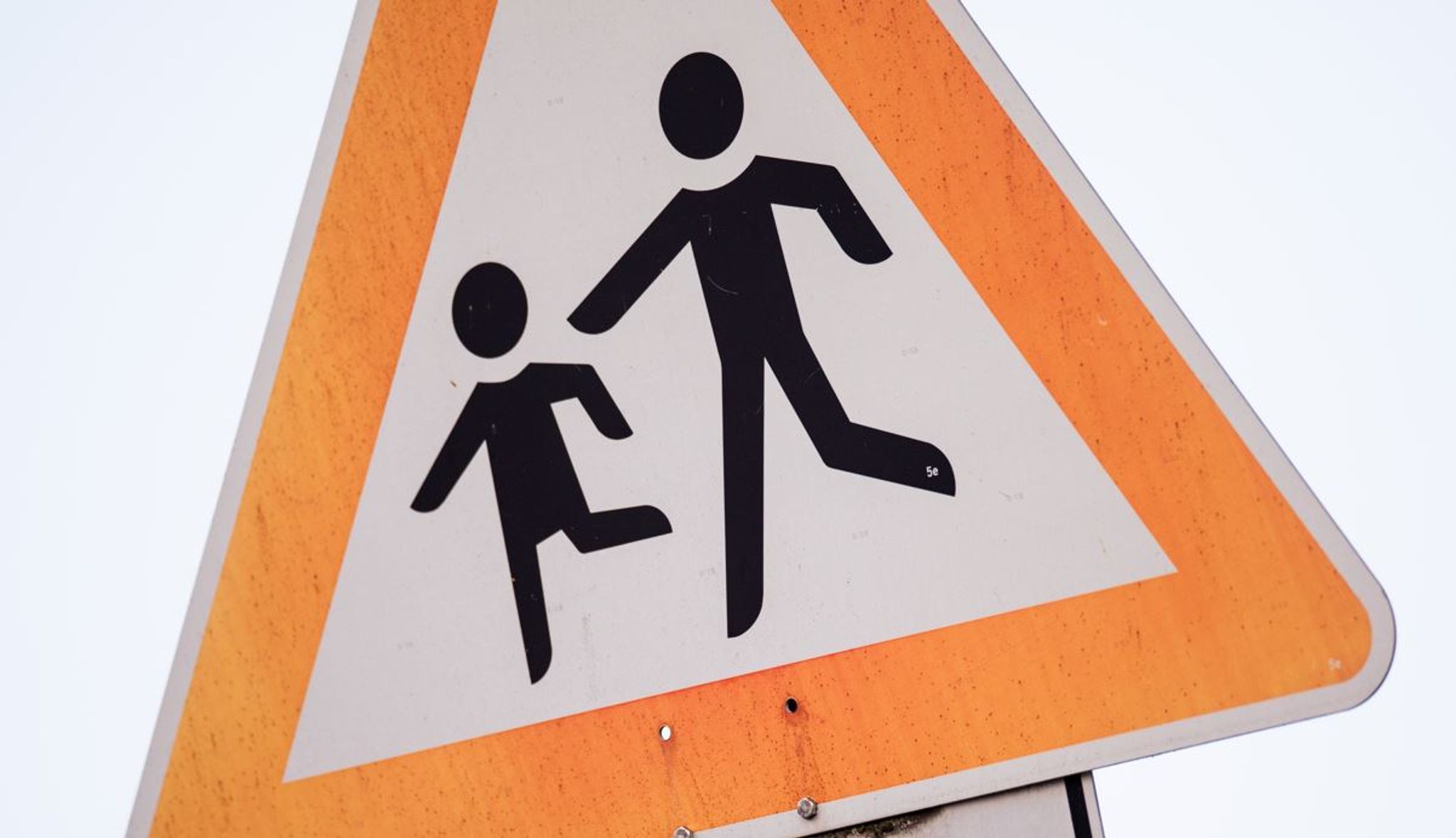 Knapp 2,2 Millionen Der Etwa 14,3 Millionen Kinder Und Jugendlichen Unter 18 Fallen In Die Kategorie «armutsgefährdet», Weil Sie Etwa In Haushalten Mit Entsprechend Geringen Einkommen Leben.