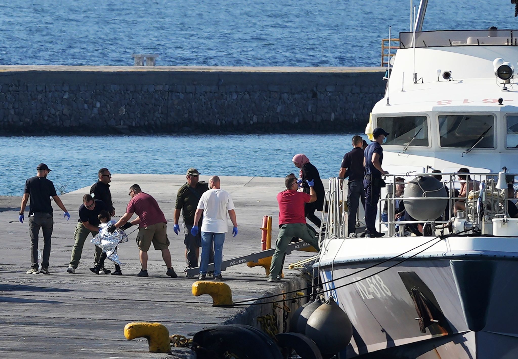 Menschen Werden Nach Der Rettungsaktion Im Hafen Von Mytilini Auf Lesbos Von Beamten Der Küstenwache Eskortiert.