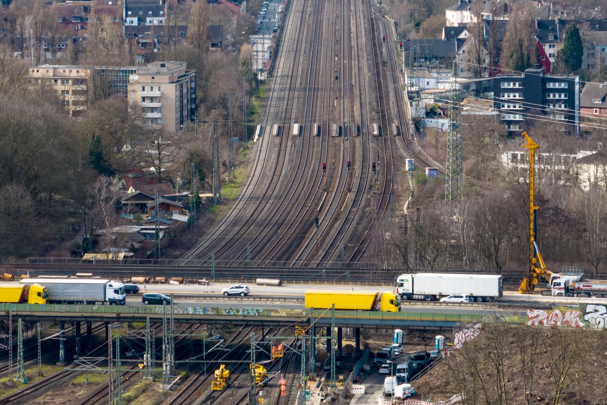 Die Achtspurige Bahnstrecke Am Autobahnkreuz Kaiserberg In Duisburg, An Dem Bauarbeiten Stattfinden Sollen.