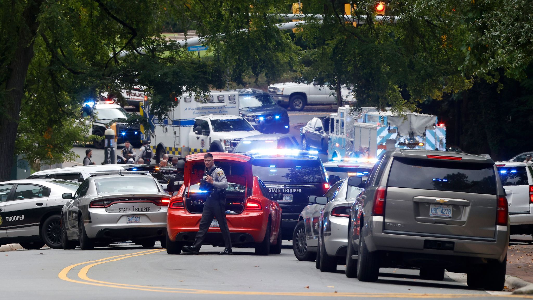 Polizei Und Ersthelfer Versammeln Sich Nahe Des Glockenturms Auf Dem Campus Der University Of North Carolina, Nachdem Eine «bewaffnete Und Gefährliche Person» Gemeldet Wurde.