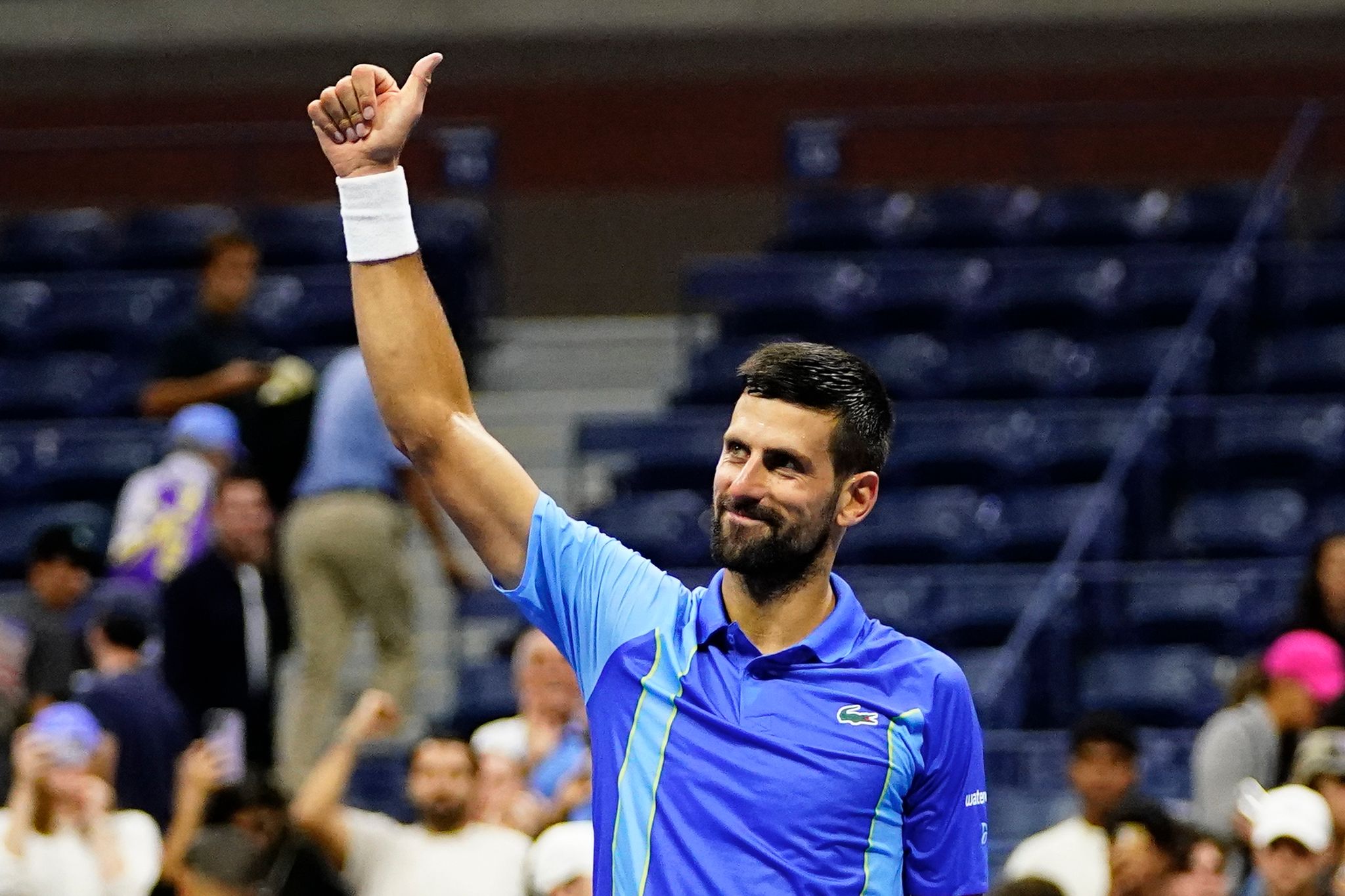 Der Serbe Novak Djokovic Lässt Sich Nach Seinem Sieg Feiern.
