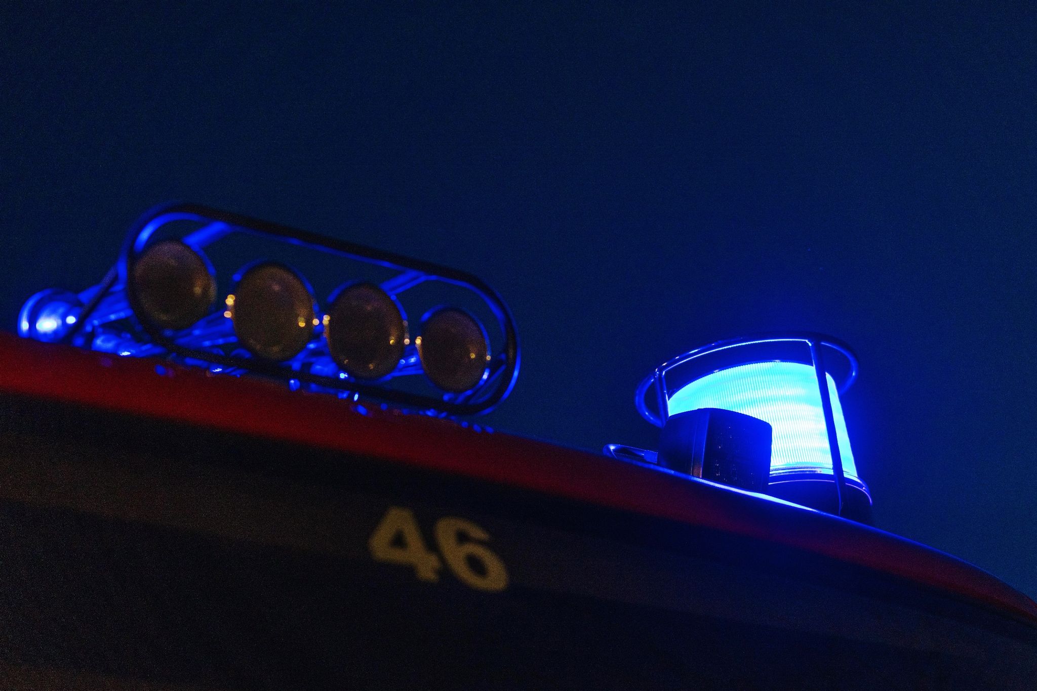 Das Blaulicht Leuchtet Auf Dem Dach Eines Feuerwehrfahrzeugs.