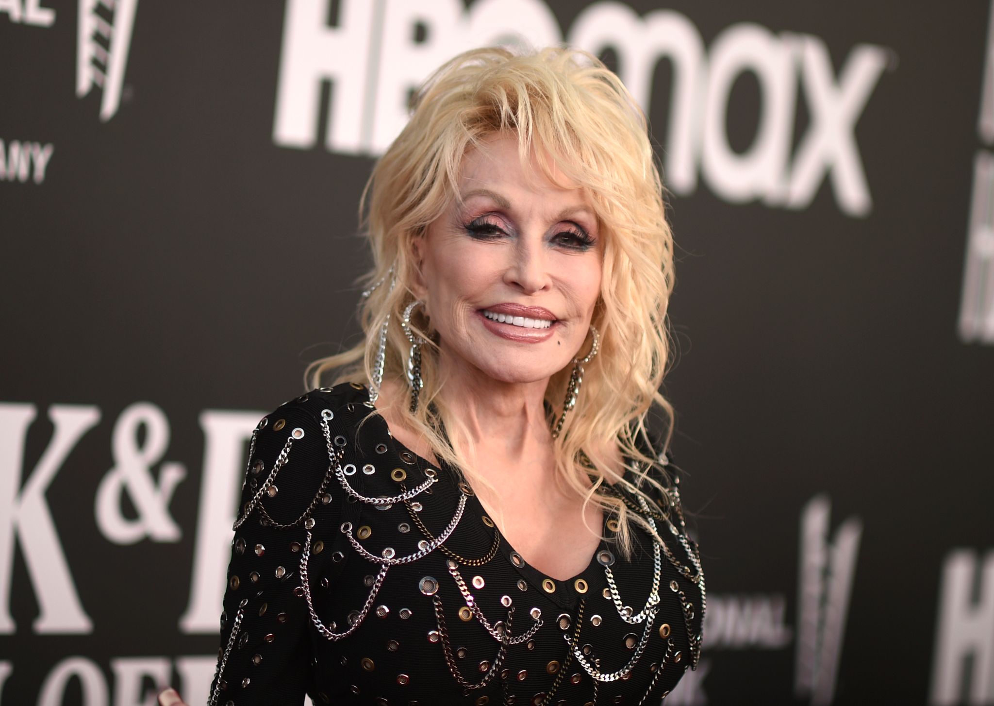 Dolly Parton Bei Der Einführungszeremonie Der Rock & Roll Hall Of Fame 2022.