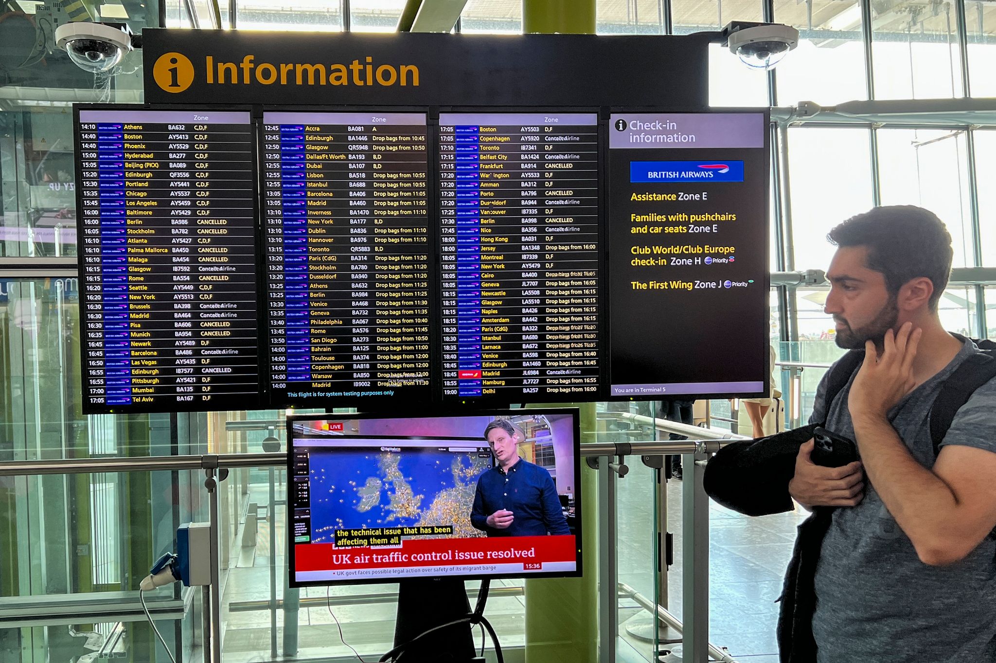Abflugtafel Am Flughafen Heathrow.  Reisende Müssen Bei Flügen Nach Und Aus Großbritannien Mit Verspätungen Rechnen.