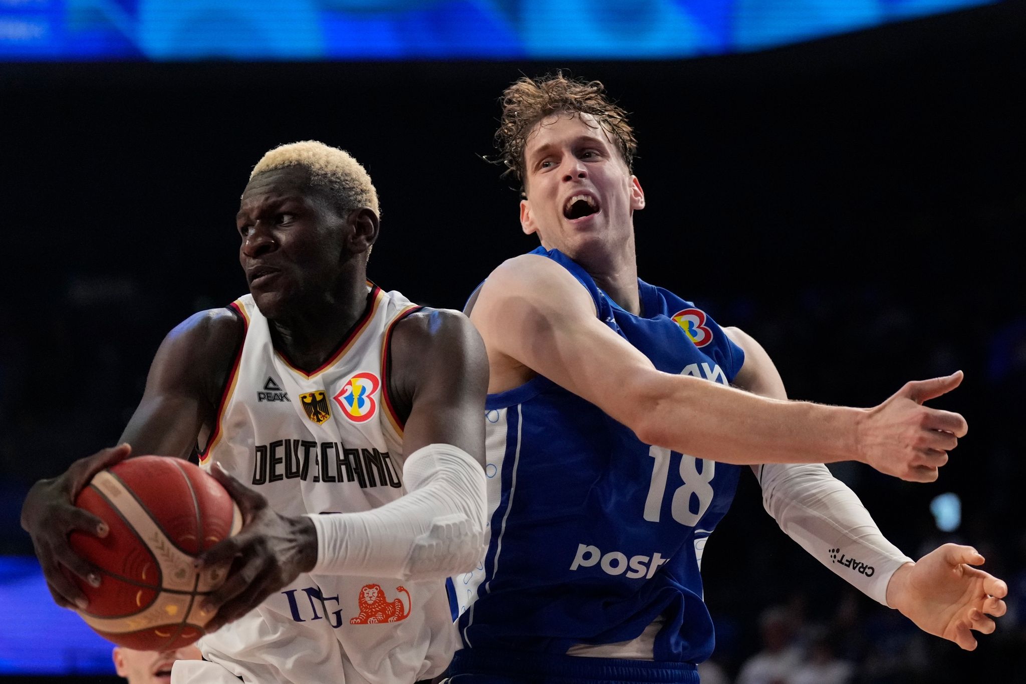 Isaac Bonga (l) Sichert Den Basketball Gegen Den Finnen Mikael Jantunen.