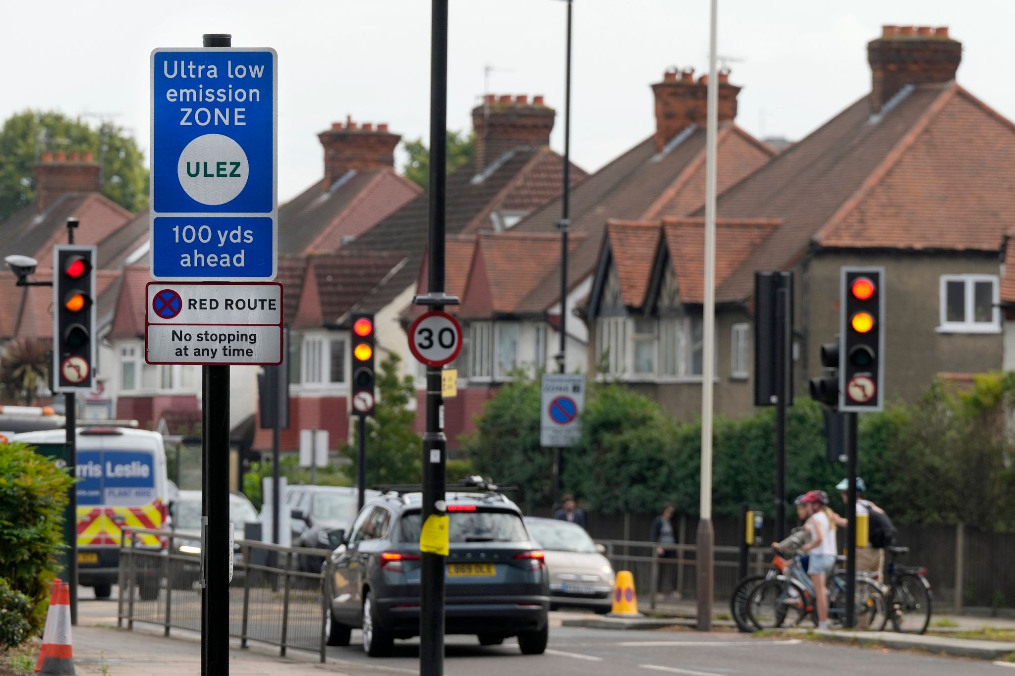 Ein Straßenschild Markiert Den Beginn Der Ultra Low Emission Zone (ULEZ). Begleitet Von Scharfer Kritik Der Konservativen Britischen Regierung Ist Die Londoner Umweltzone Auf Das Gesamte Stadtgebiet Ausgeweitet Worden.