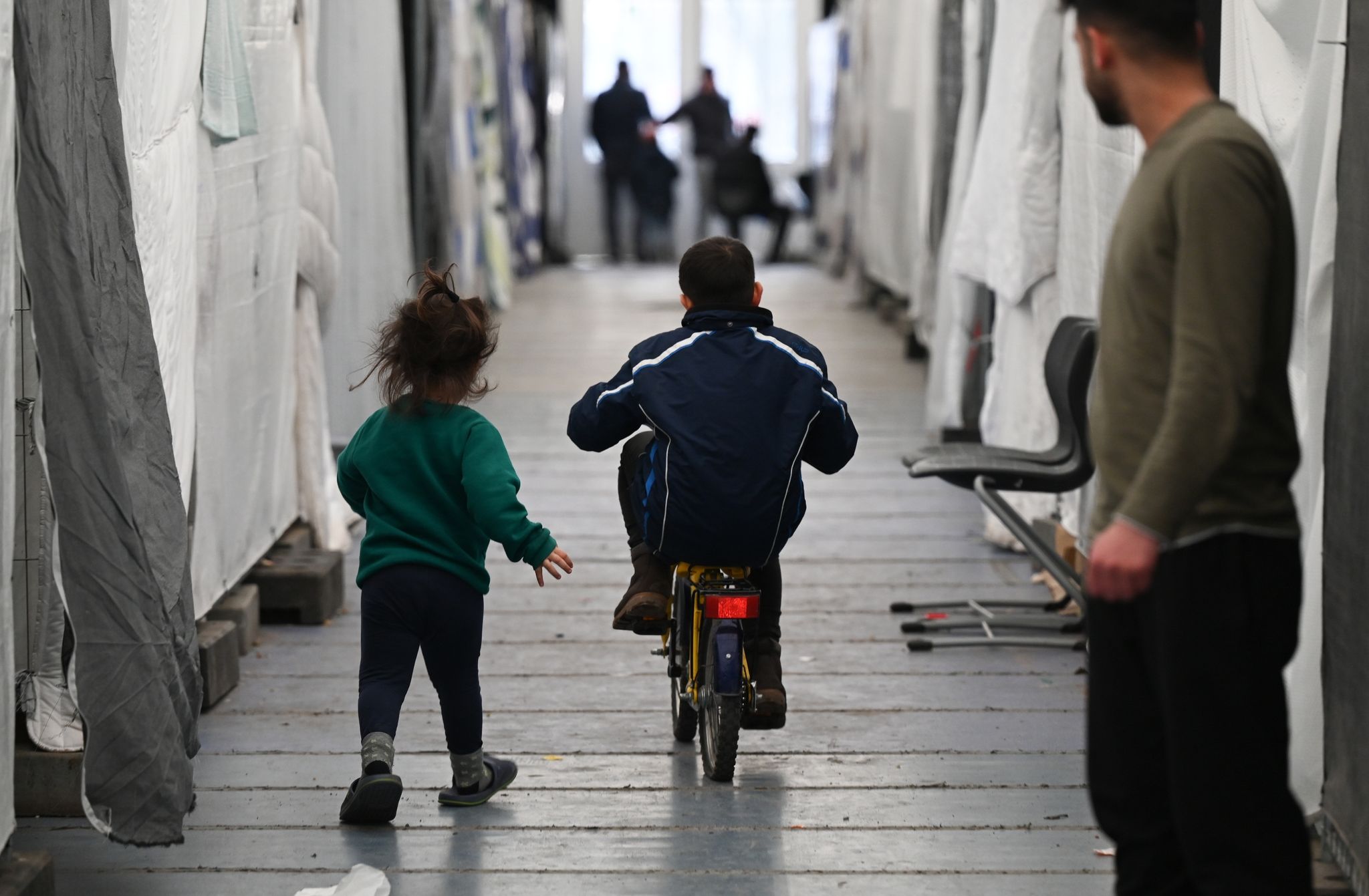 Flüchtlingskinder Sind In Einem Der Zelte Der Flüchtlingsunterkunft Im Hessischen Bensheim Unterwegs.