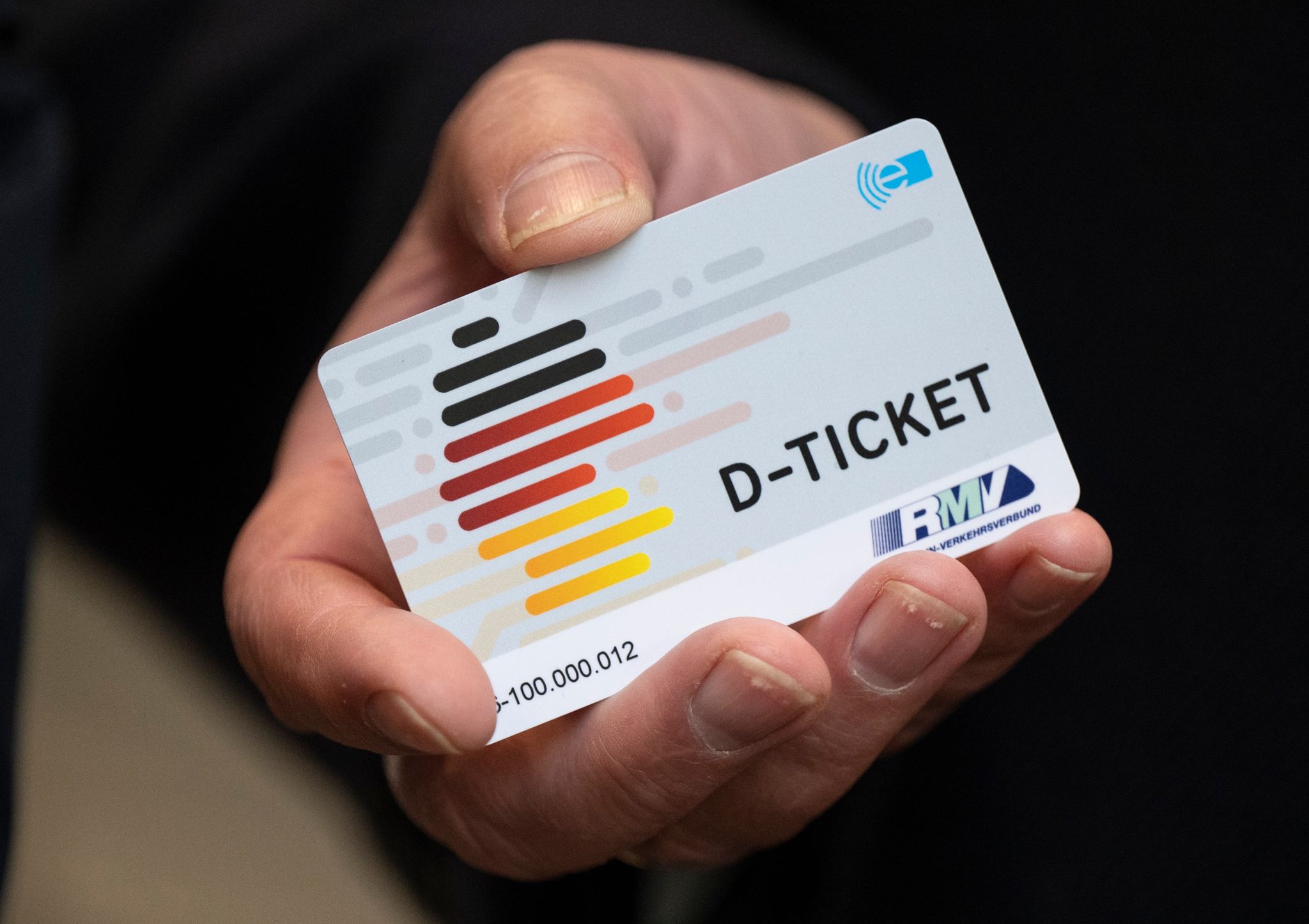Ein «D-Ticket» Im Chipkartenformat Wird Gezeigt.
