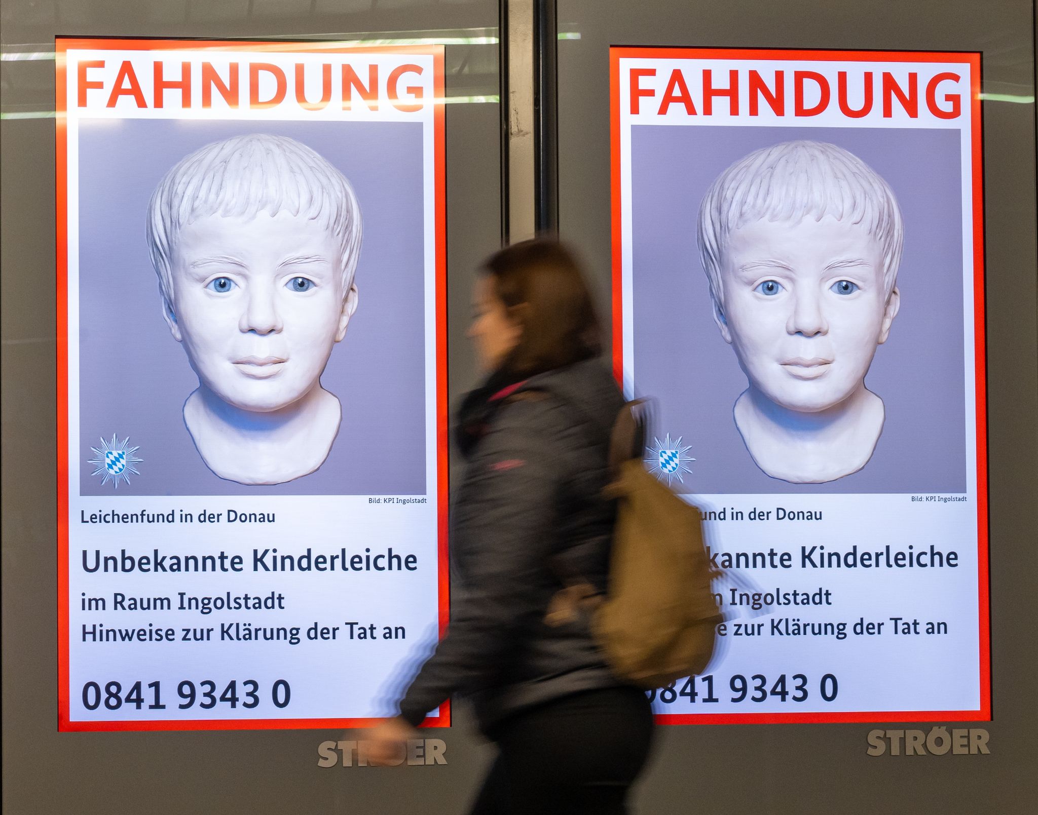 Fahndungsplakat Mit Dem Rekonstruierten Bild Des Toten Jungen.