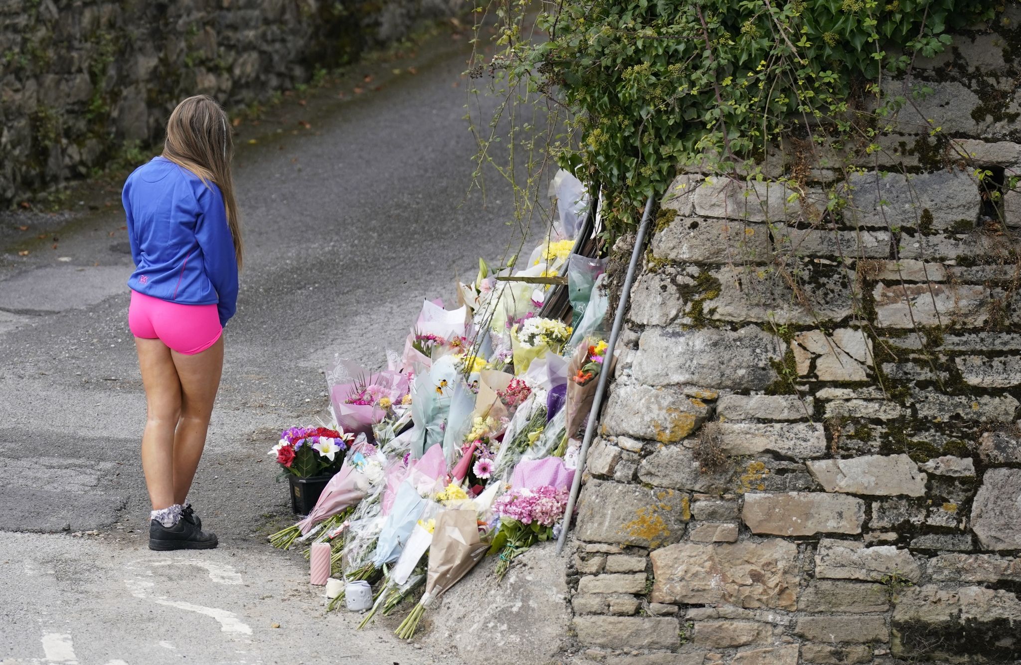 Trauerbekundungen An Der Steinmauer Im Irischen Clonmel, Wo  Vier Junge Menschen Bei Einem Unfall Ums Leben Kamen.