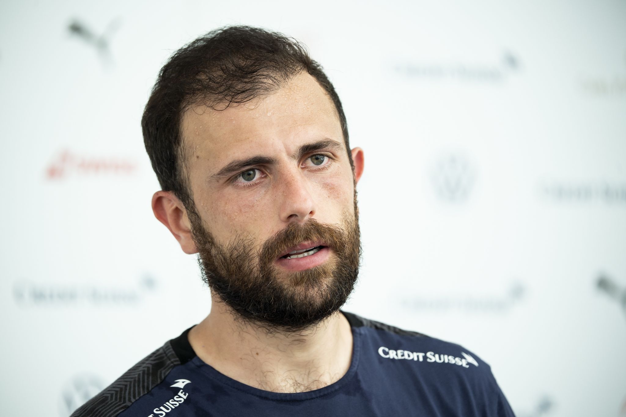 Admir Mehmedi Spricht Während Einer Pressekonferenz.