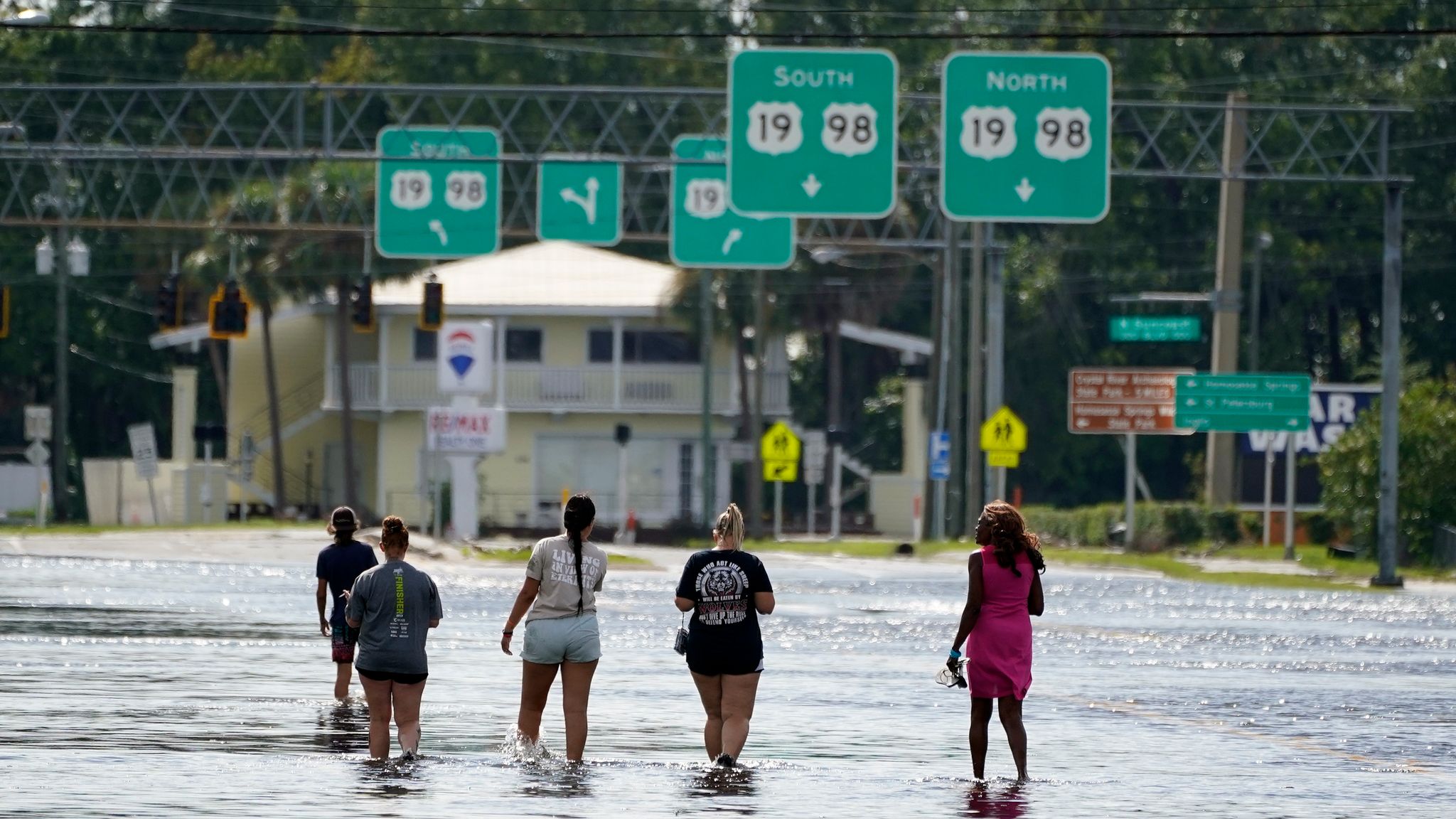 Menschen Gehen Durch Das Hochwasser, Nachdem «Idalia» über Das Gebiet Gezogen War.