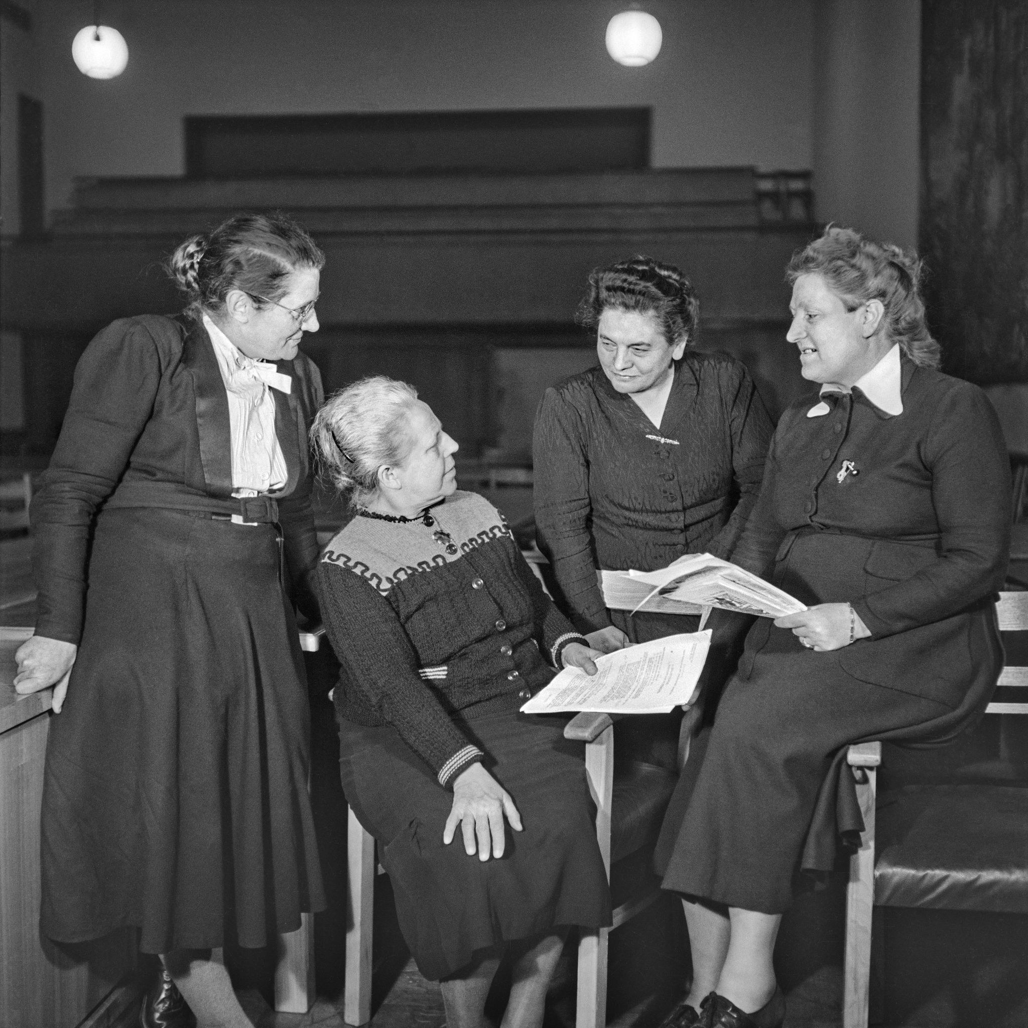 Vier Mitglieder Des Parlamentarischen Rats Zur Ausarbeitung Des Grundgesetzes Waren Frauen. Von Links Nach Rechts: Helene Wessel (Zentrumspartei), Helene Weber (CDU), Friederike Nadig (SPD) Und Elisabeth Selbert (SPD).