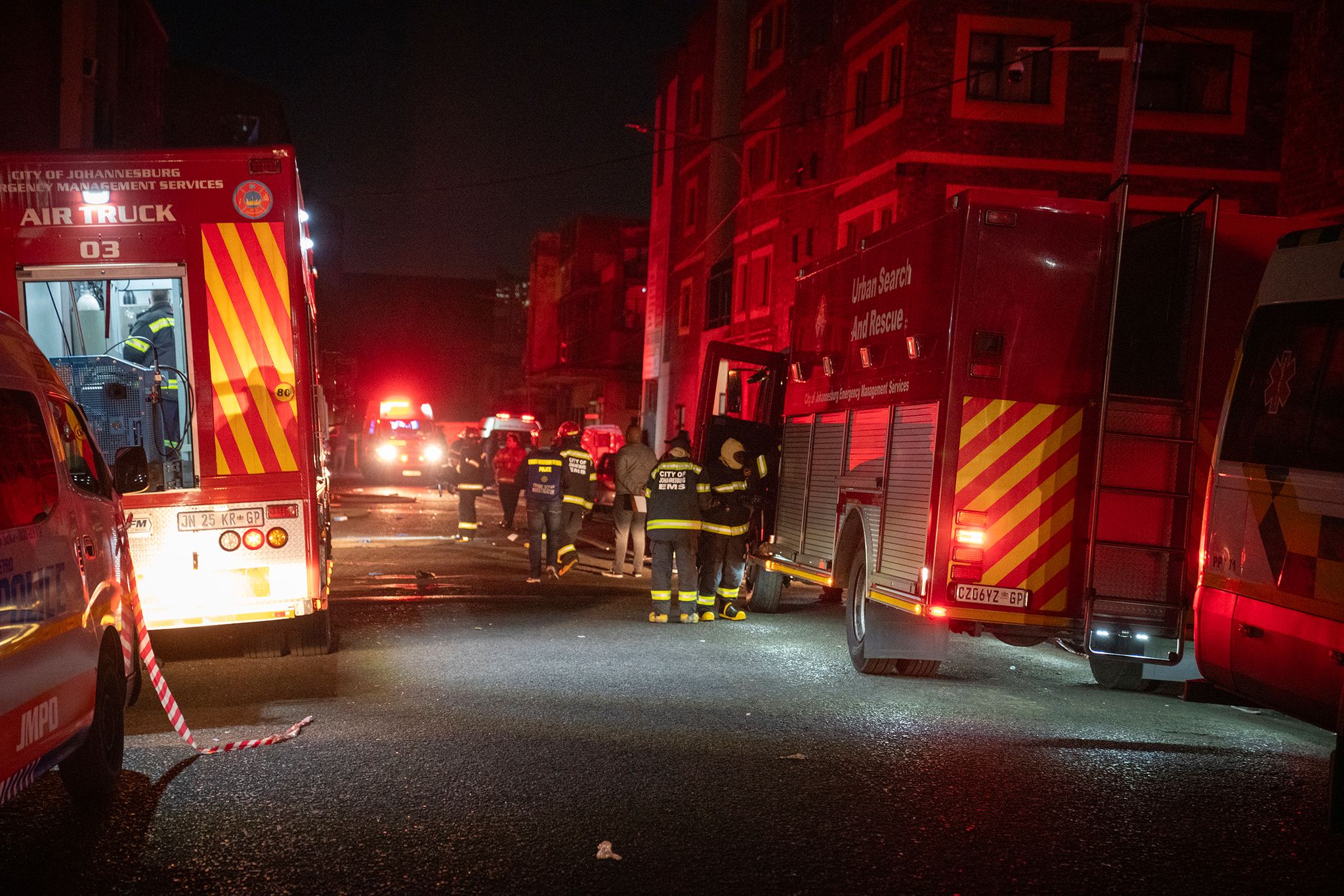 Feuerwehrleute Kämpfen In Johannesburg Gegen Den Großbrand.