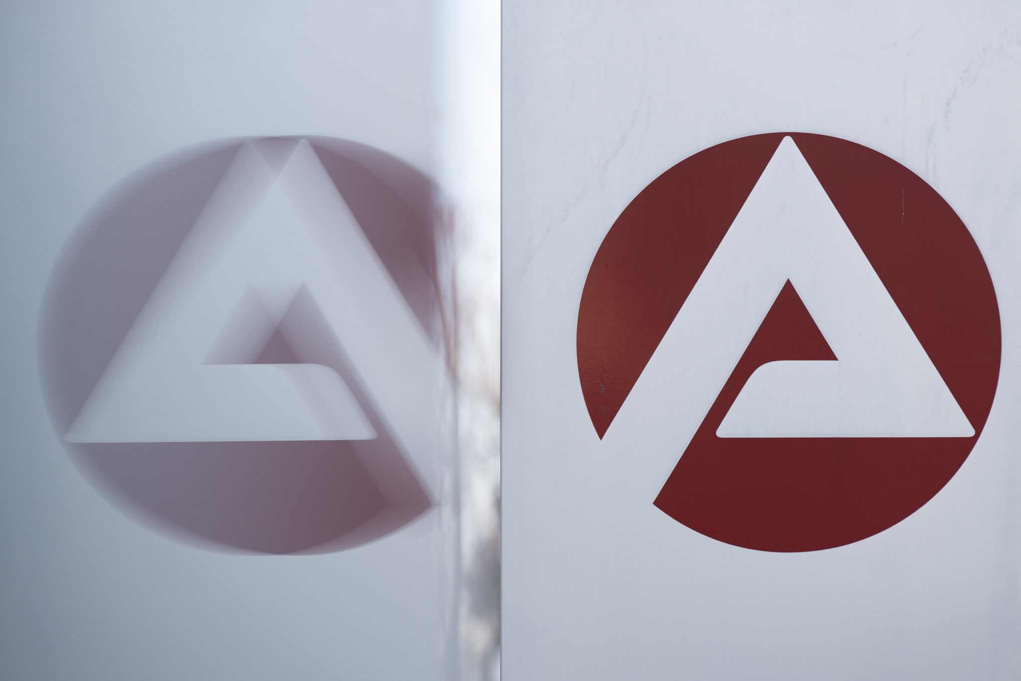 Das Logo Der Bundesagentur Für Arbeit Spiegelt Sich In Einer Scheibe.