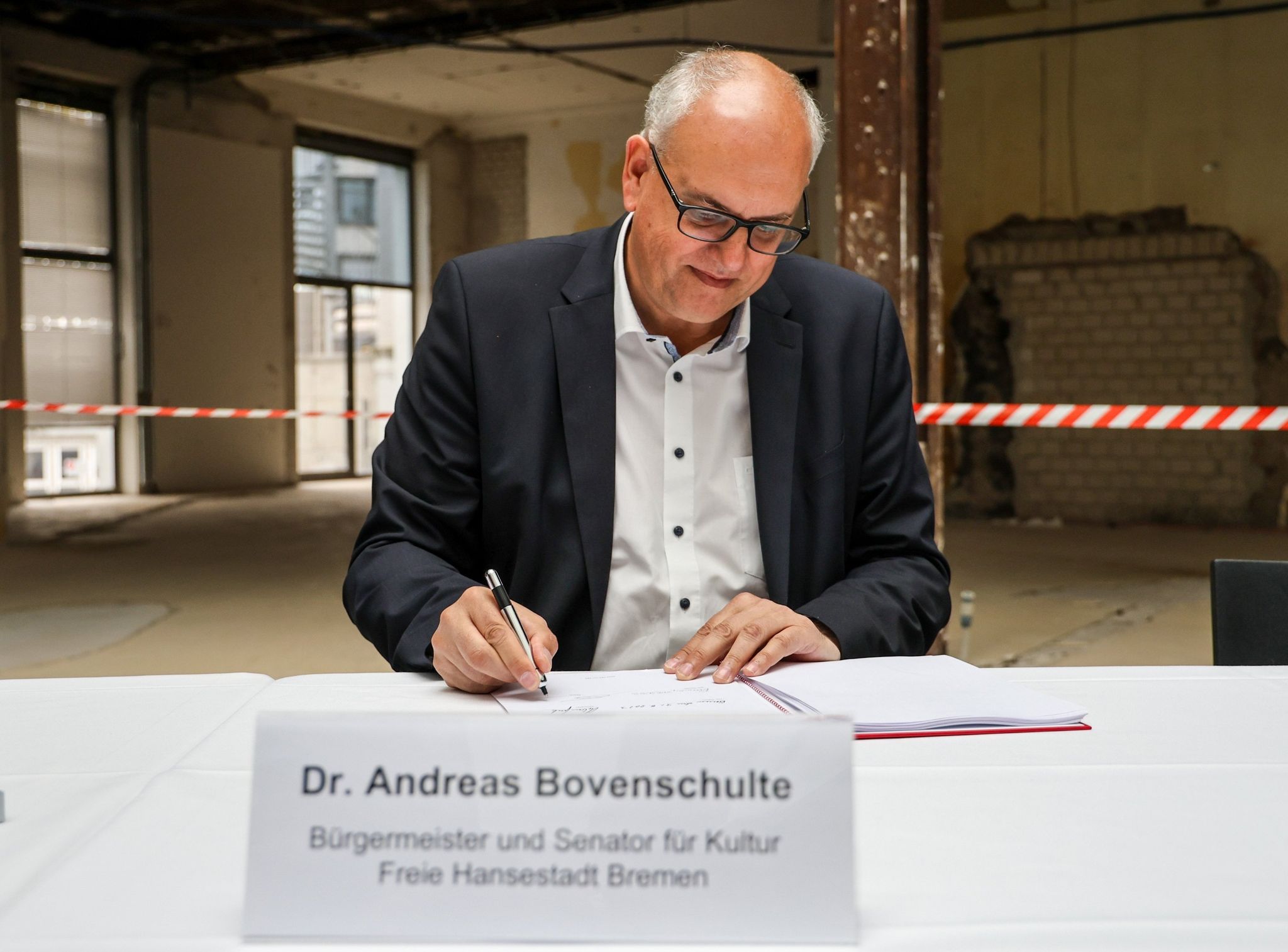 Andreas Bovenschulte (SPD), Präsident Des Bremer Senats Und Bürgermeister, Unterzeichnet Bei Einem Pressetermin Den Mietvertrag.