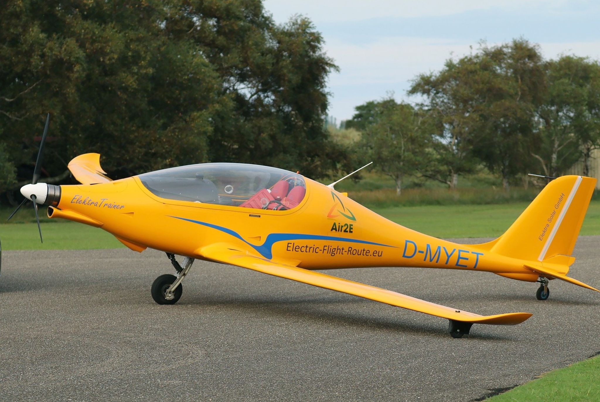 Das Vollelektrische Ultraleicht-Flugzeug «Elektra Trainer» Steht Am Flugplatz Der Insel Norderney.