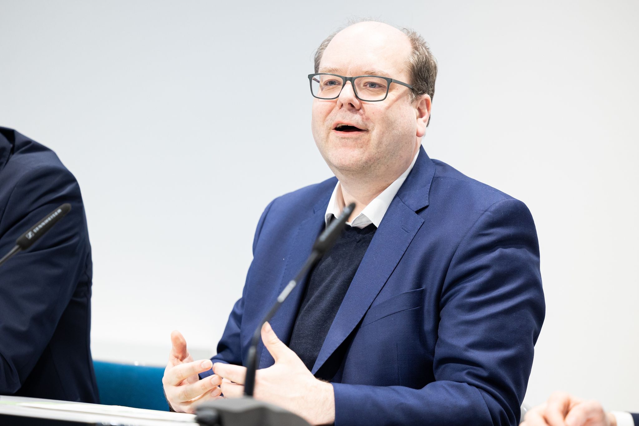 Niedersachsens Umweltminister Christian Meyer Spricht Während Einer Pressekonferenz.