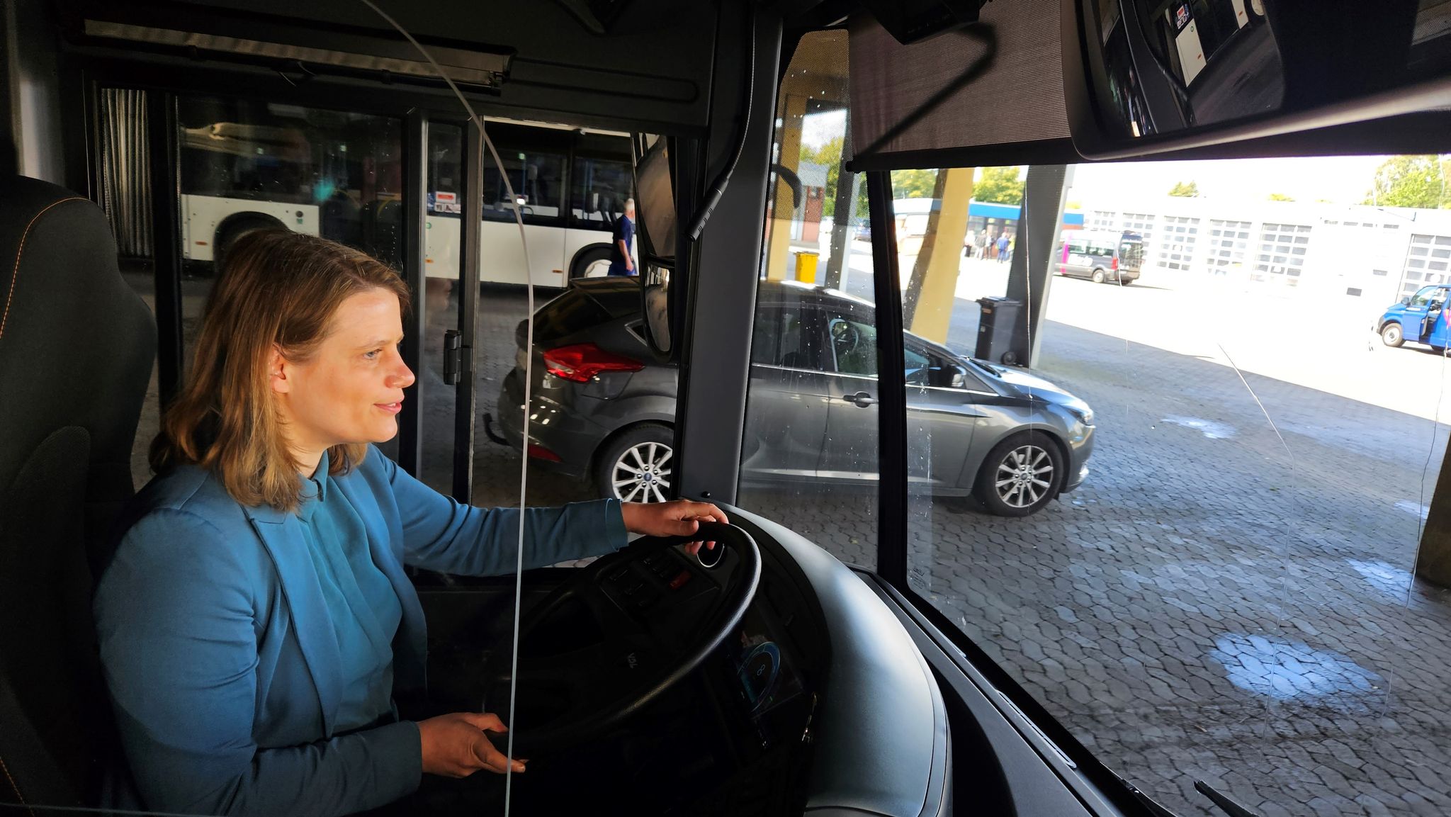 Niedersachsens Kultusministerin Julia Willie Hamburg Fährt Einen Elektro-Bus Auf Einem Betriebshof.