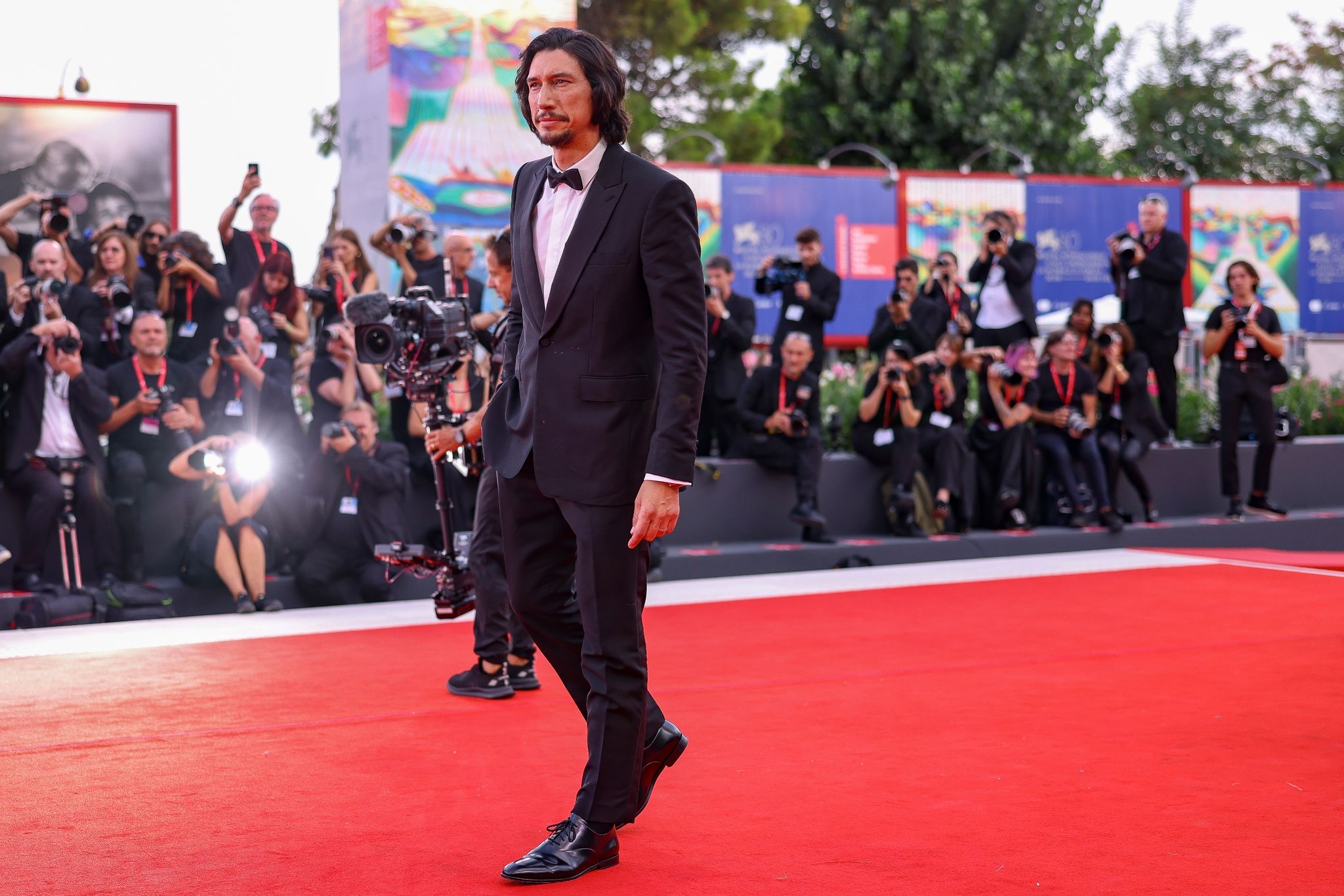 Adam Driver Spielt Den Legendären Auto-Mogul Enzo Ferrari.