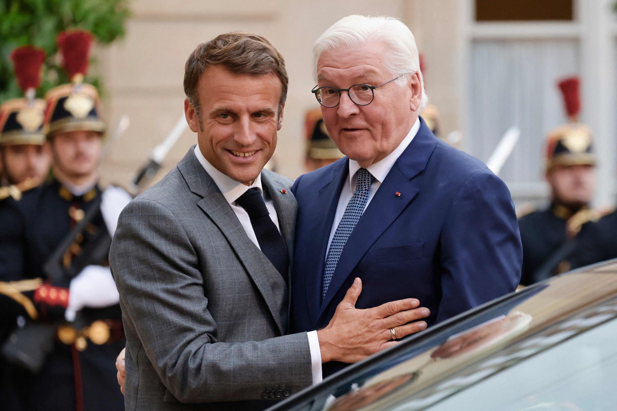 Emmanuel Macron Begrüßt Frank-Walter Steinmeier.