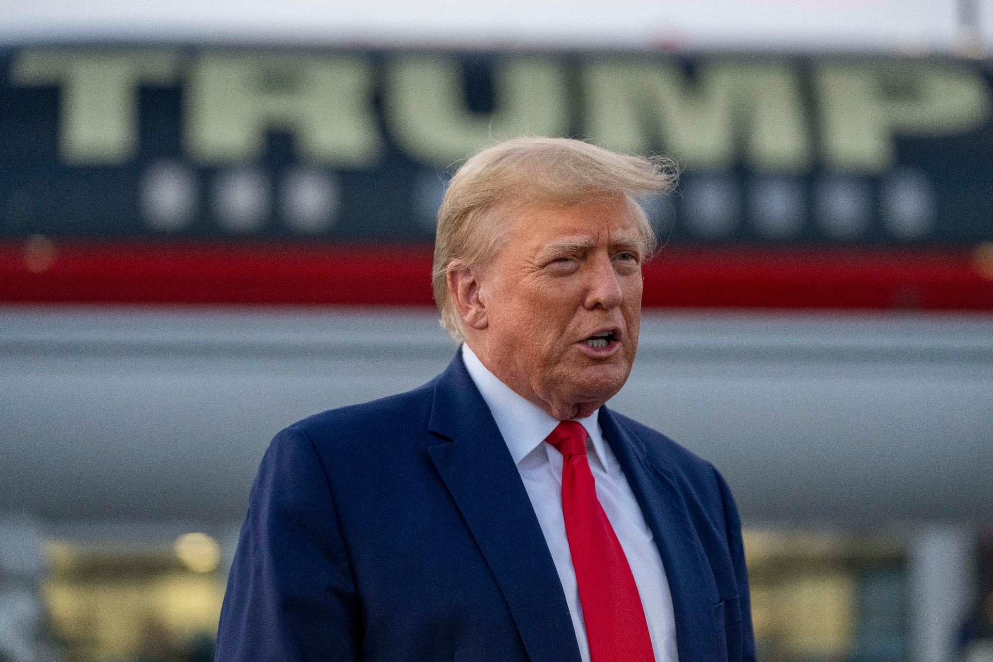 Ex-US-Präsident Donald Trump Spricht Auf Dem Flughafen Von Atlanta Mit Reportern.