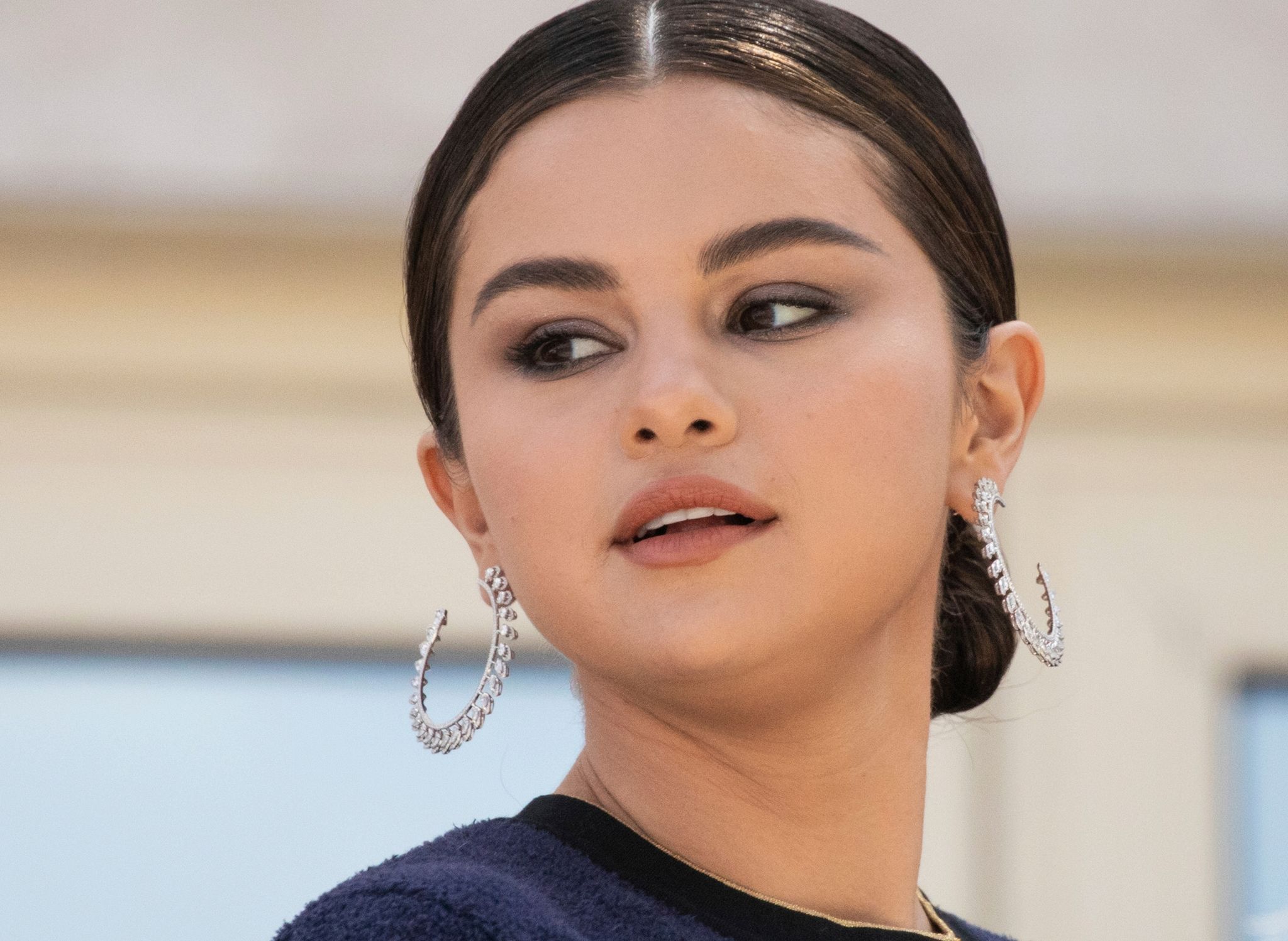 Selena Gomez Trägt Aktuell Einen Gipsverband.