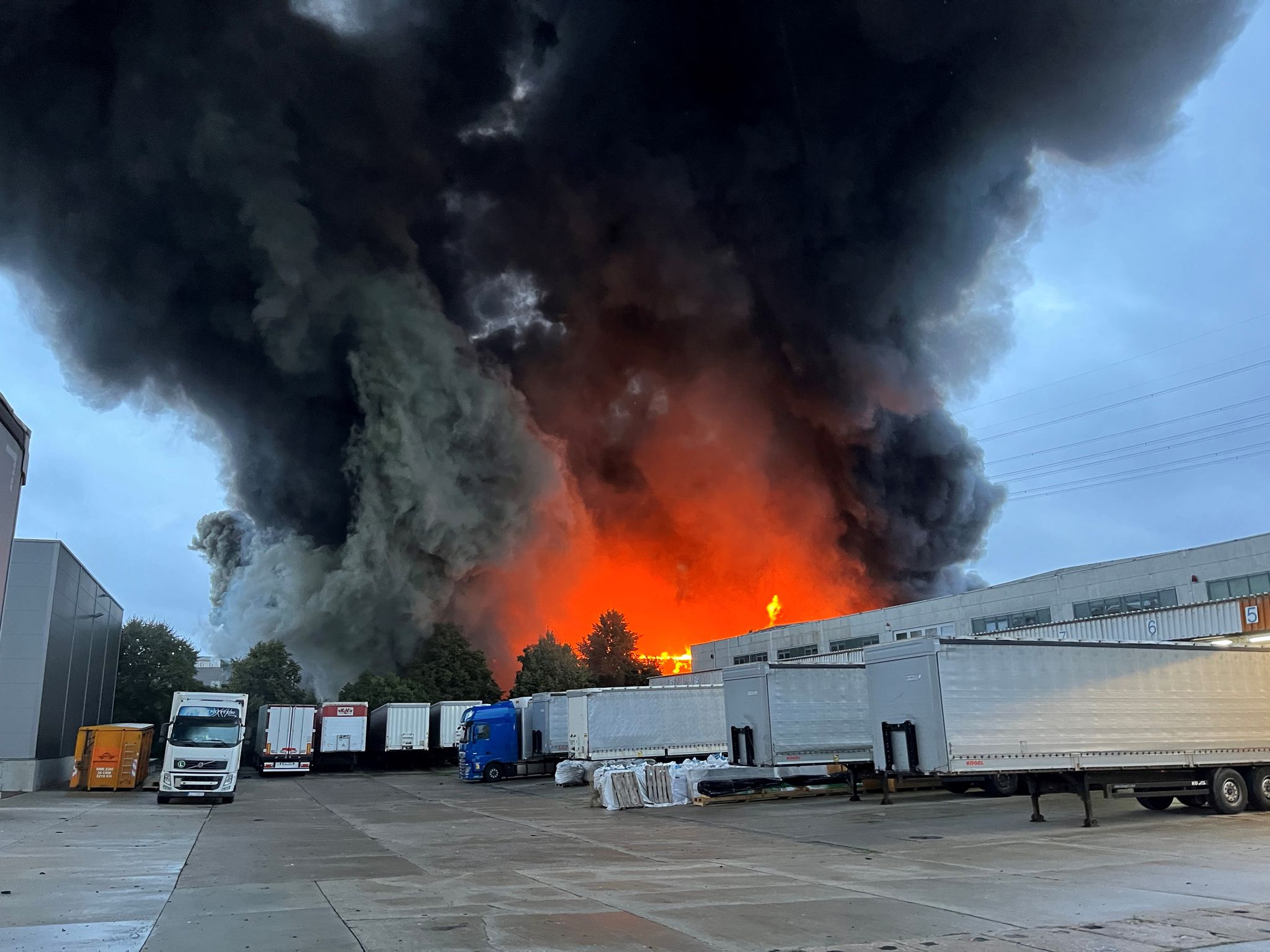 Das Feuer In Einer Lagerhalle Sorgte Für Eine Hohe Rauchwolke über Dem Bezirk Marzahn-Hellersdorf.