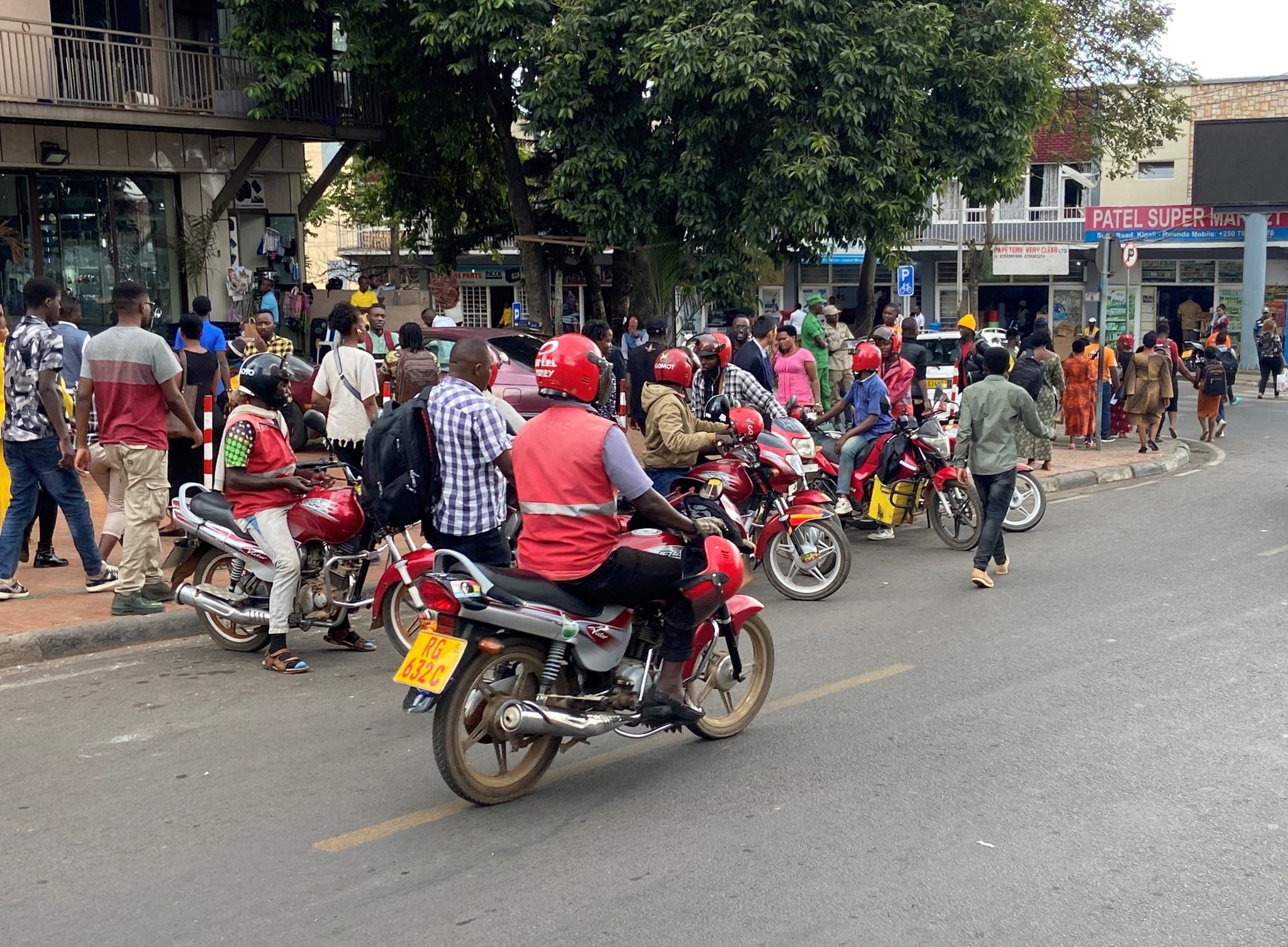 Verkehr Im Stadtzentrum Von Kigali. In Der Hauptstadt Von Ruanda Gibt Es Geschätzt Rund 30.000 Motorrad-Taxifahrer.