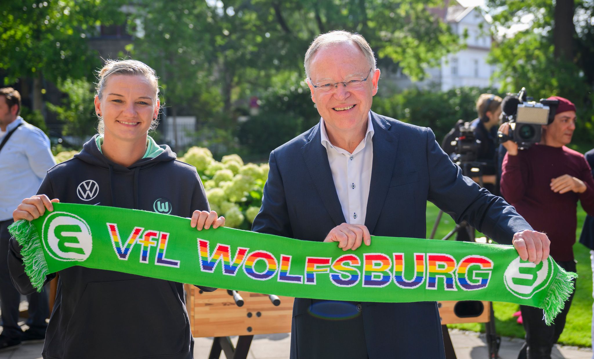 Niedersachsens Ministerpräsident Stephan Weil (SPD) Und Alexandra Popp Bei Einem Empfang Im Garten Des Gästehauses Der Landesregierung.