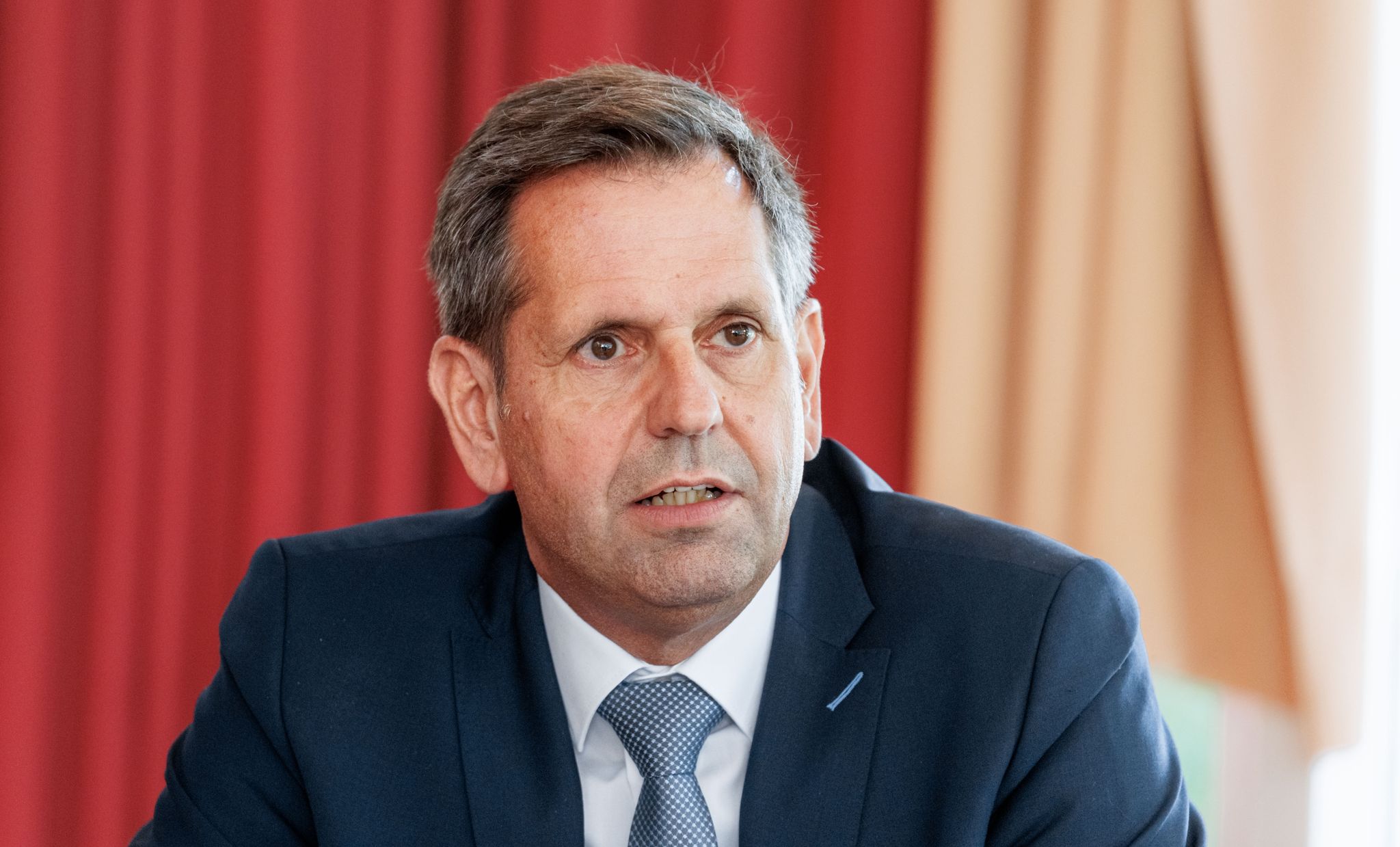 Niedersachsens Wirtschaftsminister Olaf Lies (SPD) Spricht Auf Dem 31. Niedersächsischen Hafentag Zu Journalisten.