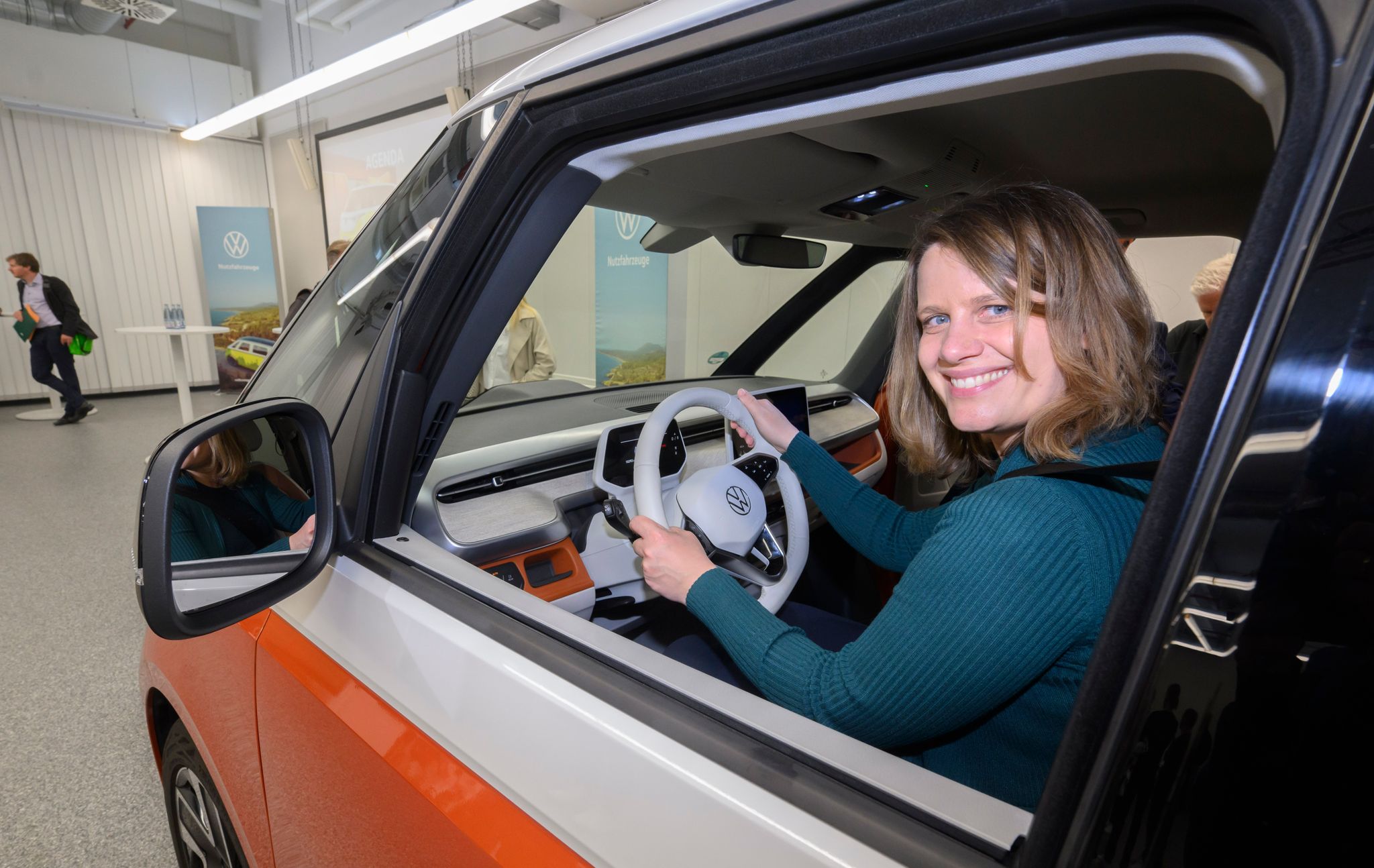 Julia Willie Hamburg (Grüne), Kultusministerin Niedersachsen Und VW-Aufsichtsrätin, Sitzt In Einem E-Bus ID.Buzz.