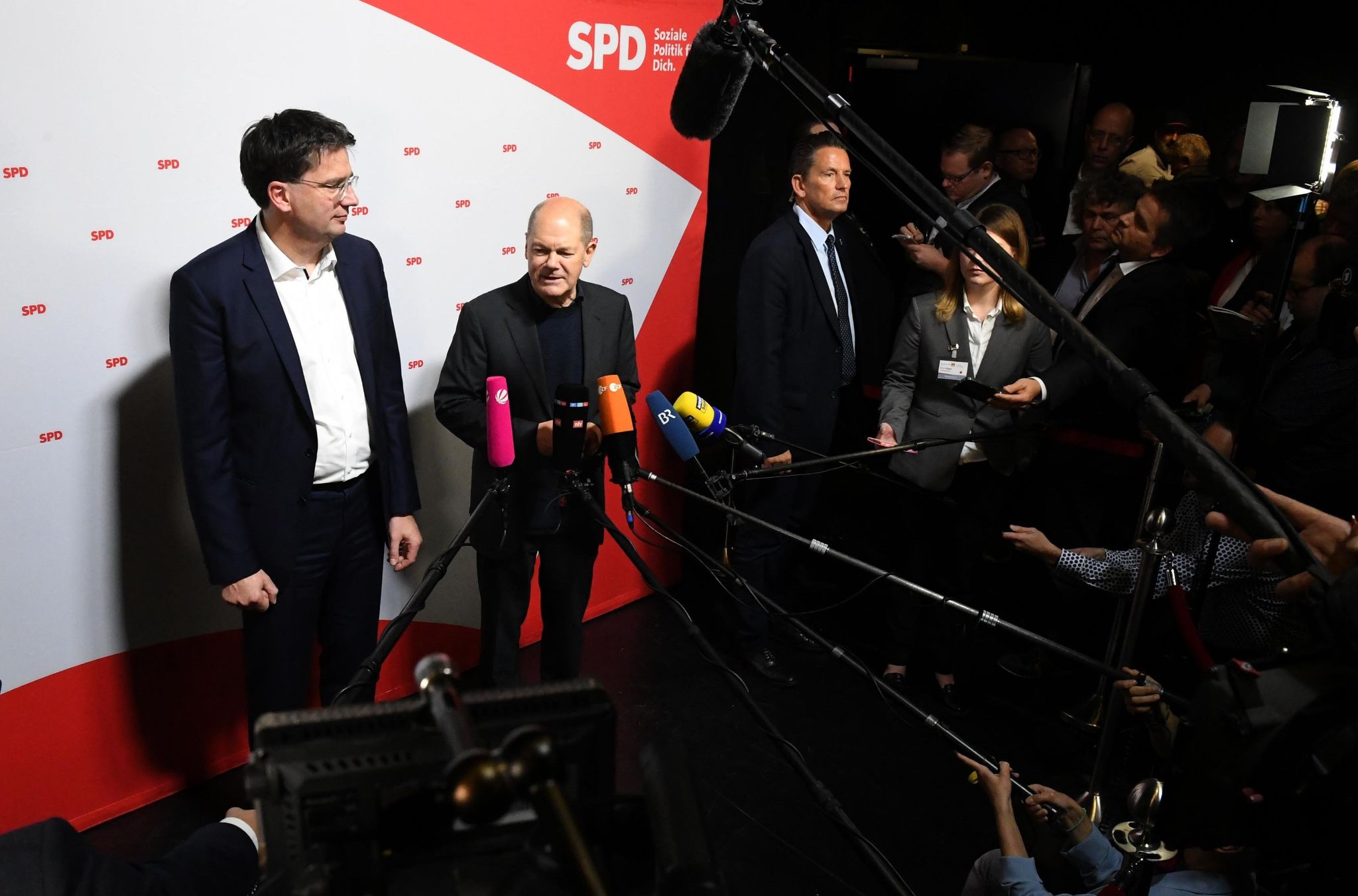 Bundeskanzler Olaf Scholz Zusammen Mit Dem Bayerischen SPD-Chef Florian Von Brunn (l) Bei Einem Termin In München.